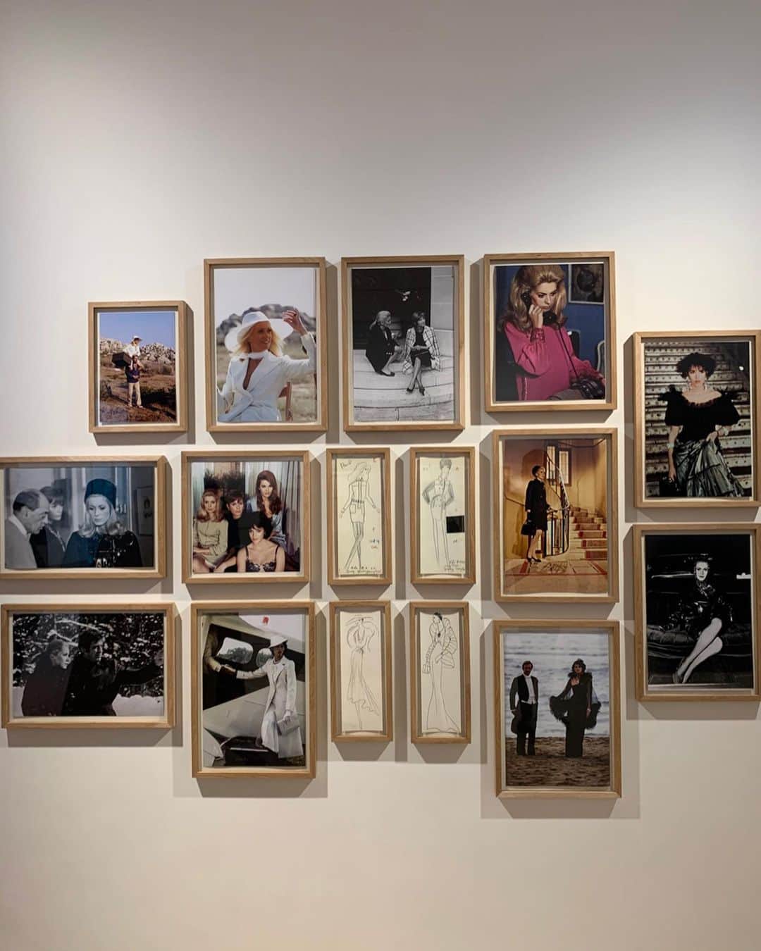 早川茉希さんのインスタグラム写真 - (早川茉希Instagram)「【❤︎イヴ・サン ローラン美術館❤︎】 2017年にオープンしたマラケシュの #イヴサンローラン美術館 🖤  マラケシュの虜になり、アトリエを構え 何度も足を運んだイヴサンローラン。 ・ 「マラケシュがわたしに色を教えてくれた。 マラケシュに来るまでは、全てが黒一色だった。」 という言葉も残しているそうです。  館内では、ドレスの展示や活躍の軌跡を 紹介した映像などを見ることができ、 カフェもありました☕️❤︎ ・ 同じ通りにある、 イヴサンローランが愛した #マジョレル庭園 も行きたかった場所🌿  入ると竹林が広がり、更に進むとサボテンのお庭🎋🌵 そして#マジョレルブルー と呼ばれる コバルトブルーの建物が なんとも幻想的で目を引きます💙  賑やかな旧市街から少し離れた所にあり 静かで癒しのスポットでした☺️💓 ・ #yvessantlaurent #yvessantlaurentmuseum #marakesh #museum #lovetraveling #morocco #イヴサンローラン #イヴサンローランミュージアム #モロッコ旅行 #マラケシュ観光 #マラケシュ #タビジョ #tabijyo #tabippo #旅行好き #世界の絶景」1月24日 14時52分 - maki_hayakawa