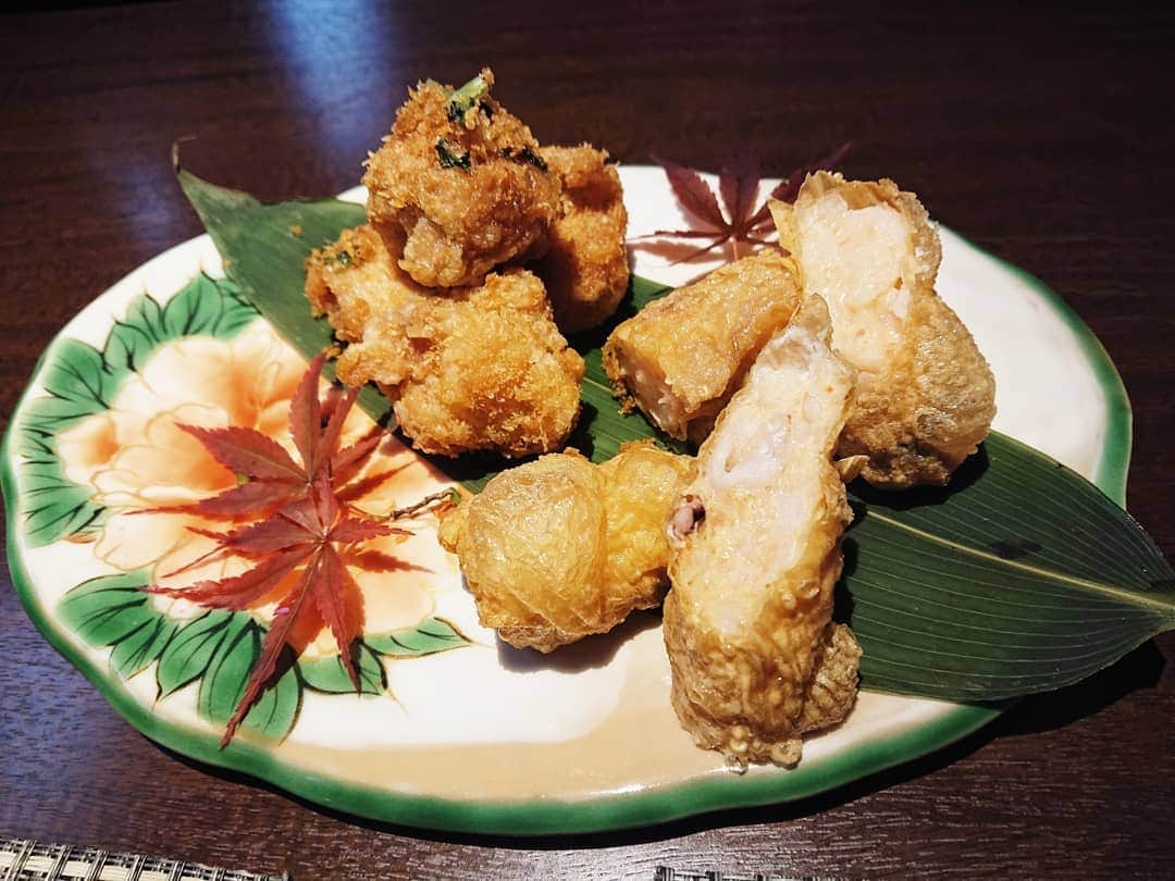 石原祐美子さんのインスタグラム写真 - (石原祐美子Instagram)「京都の中華料理まじどないなっとん😍 ・ ・ ここも、やばすぎる！！！！ #門上武司 さんおすすめのお店、 #私房菜すみよし ・ ・ 全国どこからでもわざわざぜひ食べに行く価値ありありありあり👏 ・ ・ 鶏の唐揚げからもうびっくり( °_° ) ジューシーな旨み、ガーリックの香り、そしてココナッツの甘さが順番にやってくる∑(๑ºдº๑)!! ・ ・ 四川、アジア、そして京都のええとこが見事に融合してます✨⁝(ᵒ̴̶̷᷄⌑ ᵒ̴̶̷᷅ )⁝ ・ ・ 清水焼の器もすてきです✨✨✨ ・ ・ 写真撮り忘れてしまいましたが、四川鍋！！！！まじ絶品٩(๑>ᴗ<๑)۶ ・ ・ カウンターあってひとりでも入りやすいお店。また絶対行こう💪('ω'💪) ・ ・ #私房菜すみよし  #京都中華 #中華料理 #中華 #四川料理  #京都ディナー #京都グルメ #kyoto #京都市 #清水五条  #食べスタグラム ・ ・ #kBS京都テレビ #きらきん  #見てね💕」1月24日 15時00分 - chiki2johnny14