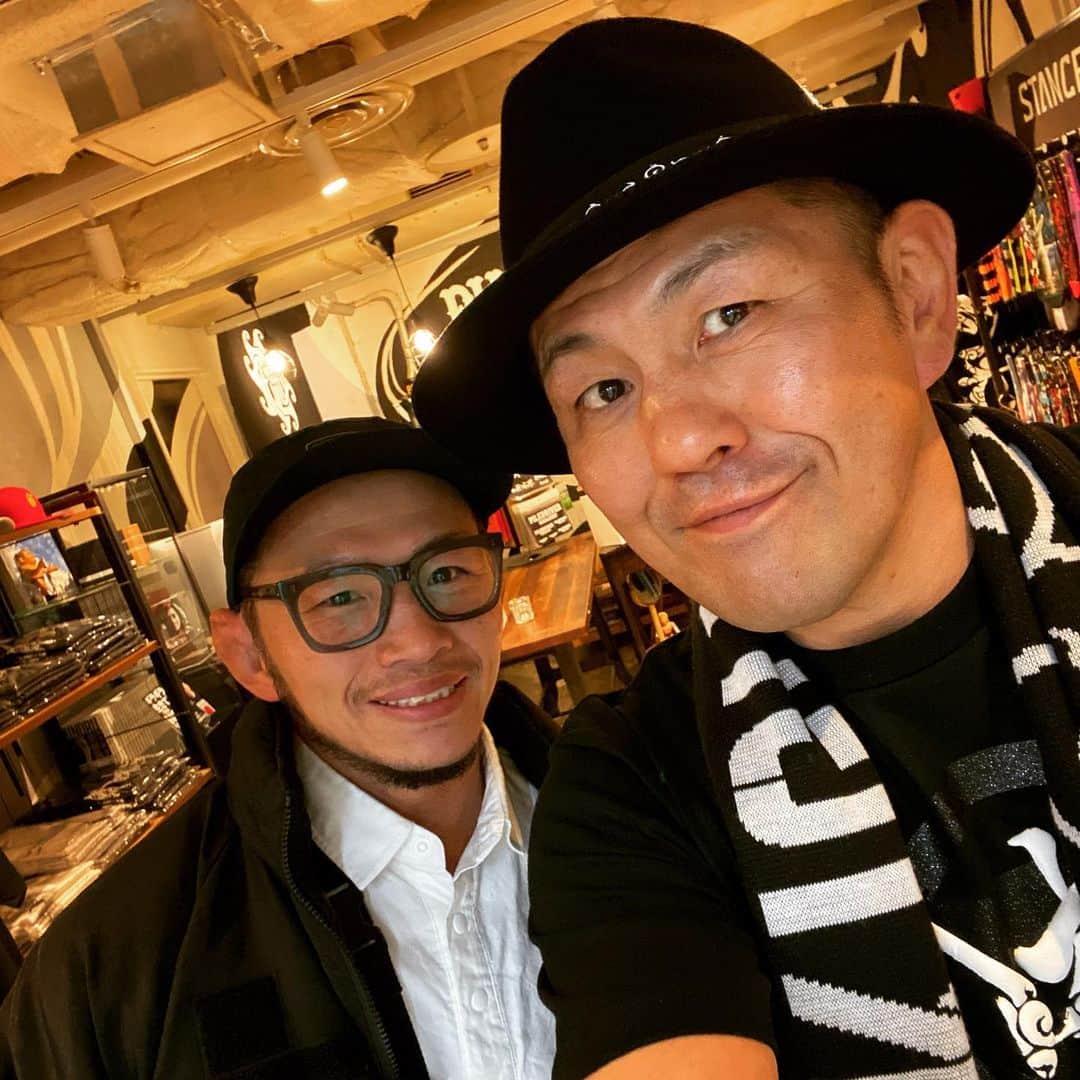 のインスタグラム：「YOKOKO-spirits  @caoluno  @onehundred_athletic  フラッと宇野が遊びに来た。しかも兄弟で。彼に会うたびに思うんだが…いや〜ホントにオレと愛甲猛 @takeshiaikoh さんと大橋秀行 @hideyuki_ohashi さんと同じ高校を出てるとは思えない雰囲気。あ、オレと愛甲さんと大橋さんは一括りね。その下の世代の横高OBはまるで違う人種の様だ(笑) また何かコラボやろ〜って話をしといた。サンキュー！」
