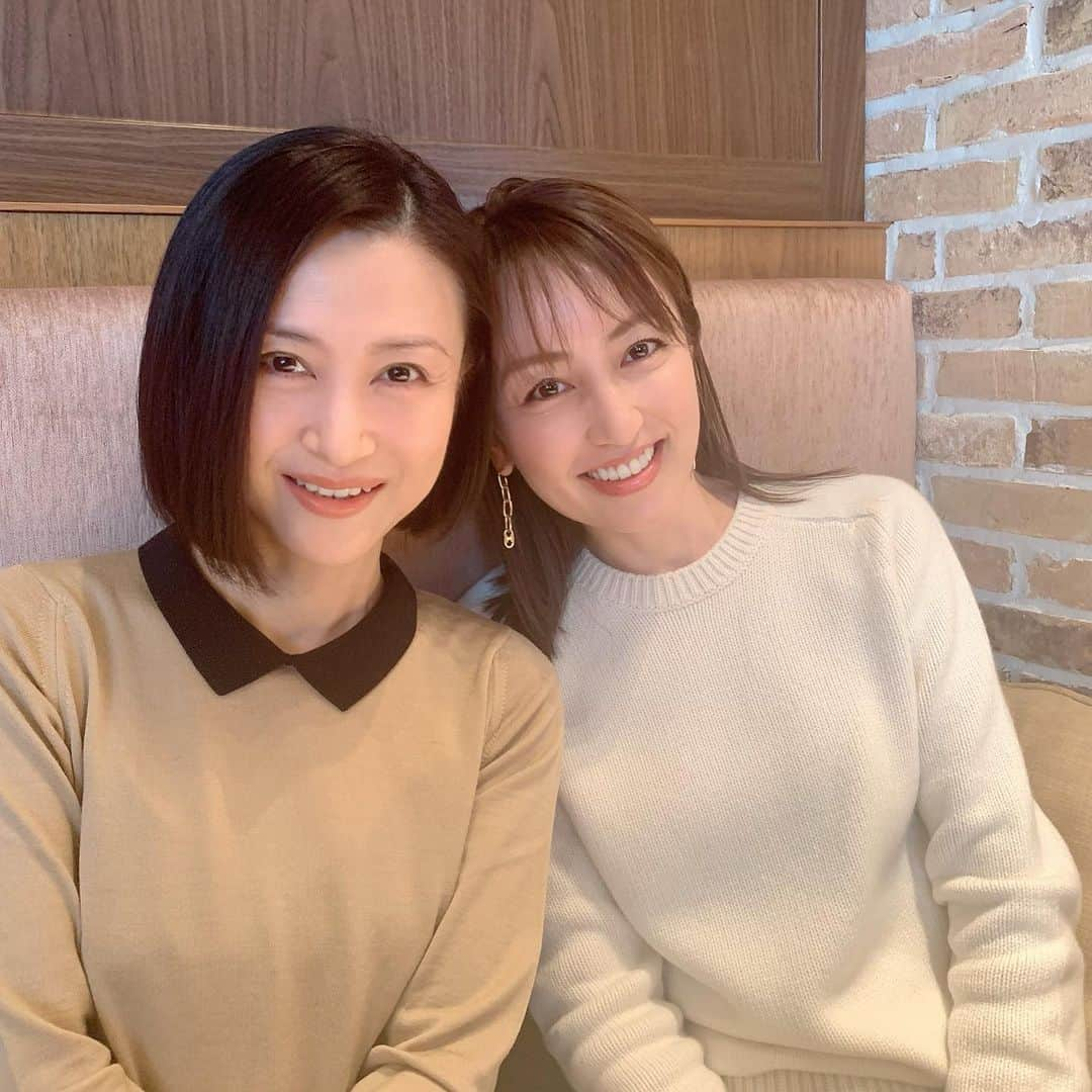 矢田亜希子さんのインスタグラム写真 - (矢田亜希子Instagram)「脚本家の相沢友子さんとランチ♡映画の話、本の話、仕事の話、近況報告などなど話すことがたくさん‼︎あっという間の時間でした‼︎ #相沢友子 さん#出逢いは私が二十歳の頃#どの角度から見ても綺麗#可愛い#さばさばかっこいい方#脚本家#やまとなでしこ #恋ノチカラ #私を旅館に連れてって#トレース ニット @ysl  ピアス @celine」1月24日 15時11分 - akiko_yada