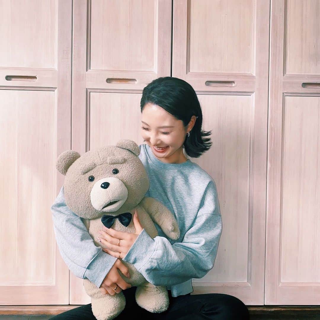 鶴岡果恋のインスタグラム：「. やっと切れた〜 人生で一番短いかも⁉︎ 今年頑張るぞ〜の意味を込めて！ 断髪式にそして黒髪でスッキリ スポーティーさを求めて。 そしてTed🐻 ギリギリ結べるまで攻めました。 撮影者おにいちゃま #短期間での金髪にオサラバ #色落ちなるべくしませんように #ショートカット #目指すは清楚系レディ(笑)」