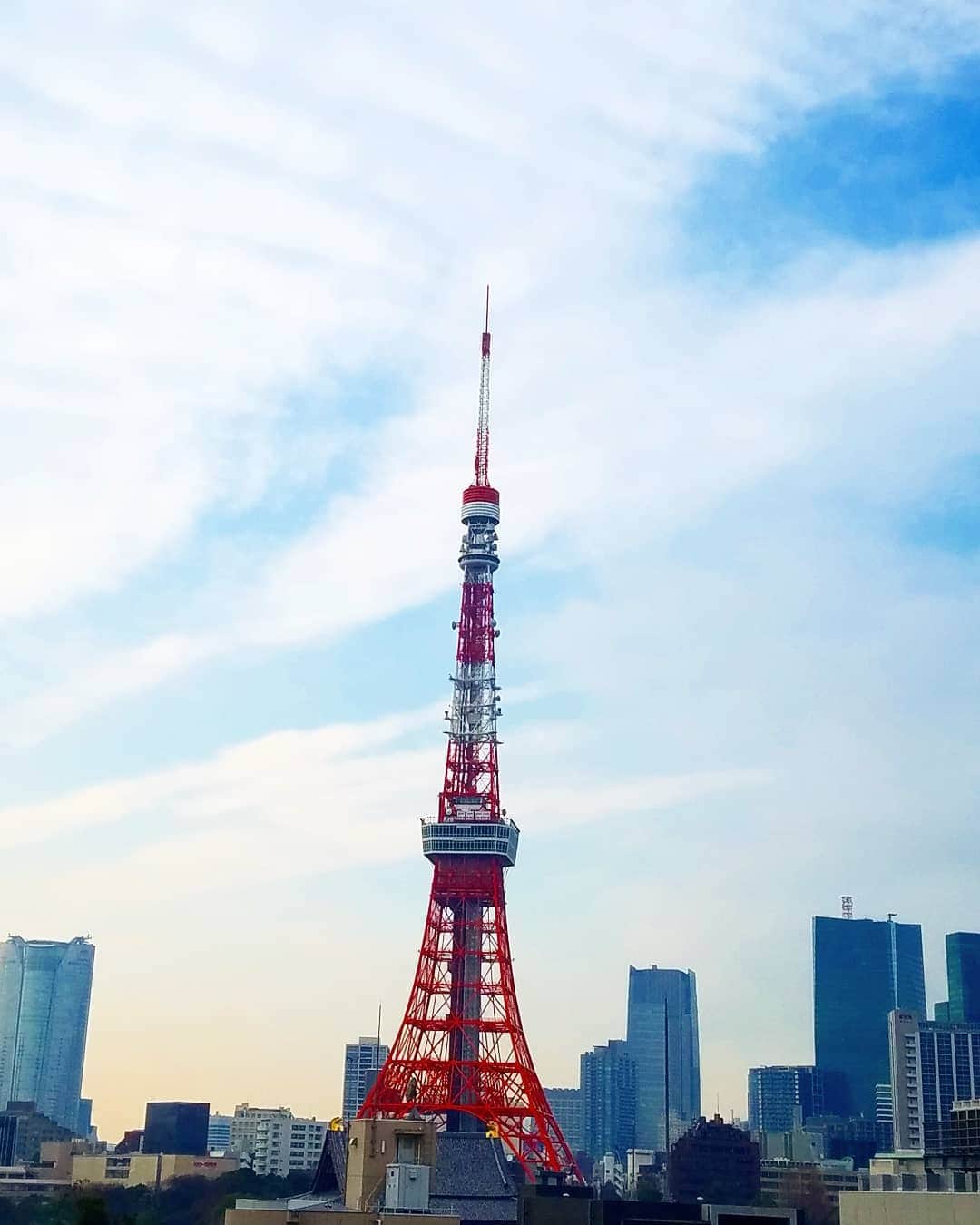 黒田啓蔵さんのインスタグラム写真 - (黒田啓蔵Instagram)「今日は、東京タワ―まる見えの場所で 仕事をしています。 美しいフォルムです。 #芝公園 #東京タワー🗼 #まる見え #増上寺と東京タワー」1月24日 15時12分 - kurodakeizo