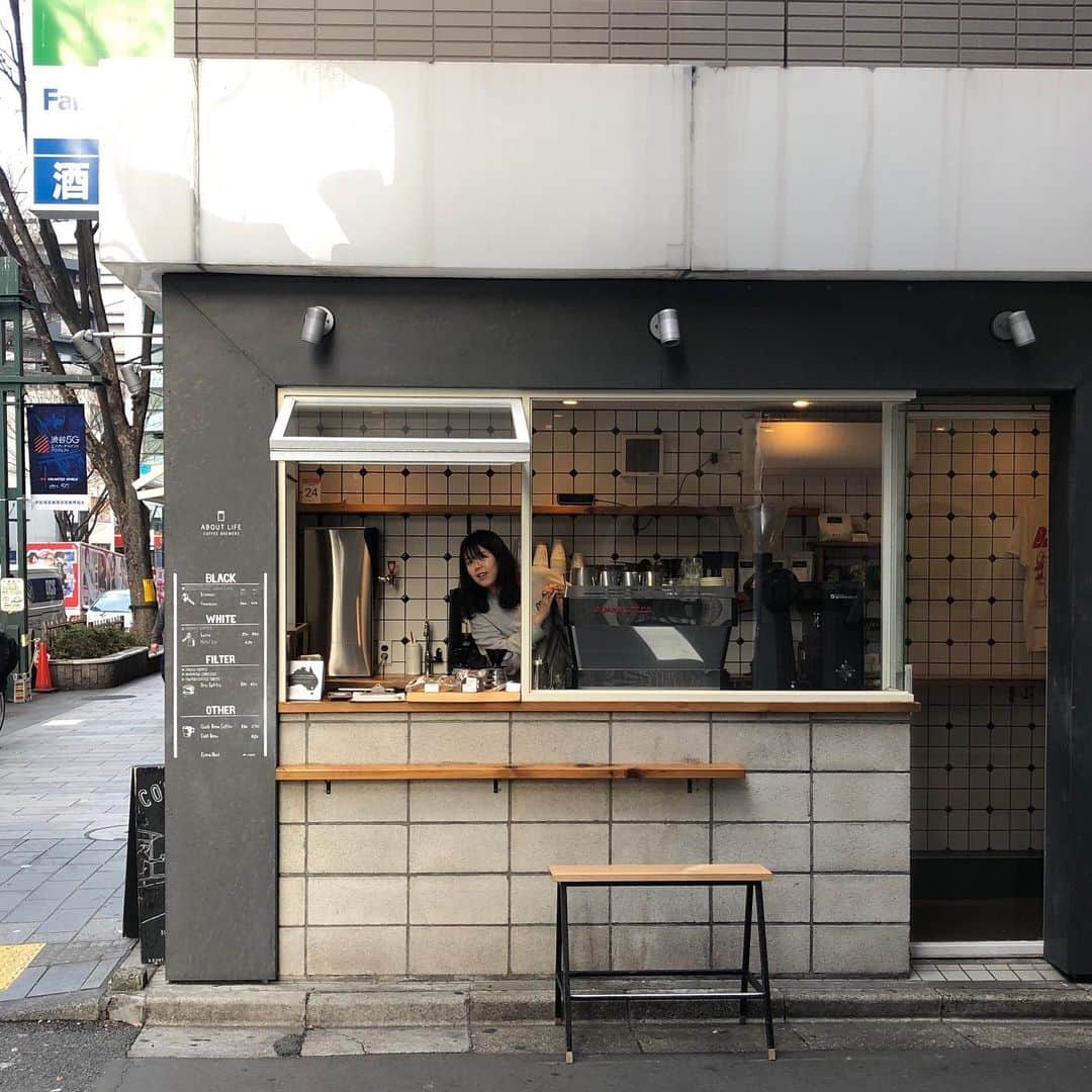 ABOUT LIFE COFFEE BREWERSさんのインスタグラム写真 - (ABOUT LIFE COFFEE BREWERSInstagram)「歩くと暖かいからかアイスコーヒーがよく出る一日です☕️✨ 今日も美味しいコーヒーを準備して19:00までお待ちしてまーす！. . We're waiting for your visit until 19:00👋✨. . #aboutlifecoffeebrewers #aboutlifecoffee #onibuscoffee #onibuscoffeenakameguro #ratiocoffeeandcycle #amameriaespresso #specialtycoffee #tokyocoffee #tokyocafe #shibuya #tokyo」1月24日 15時16分 - aboutlifecoffeebrewers