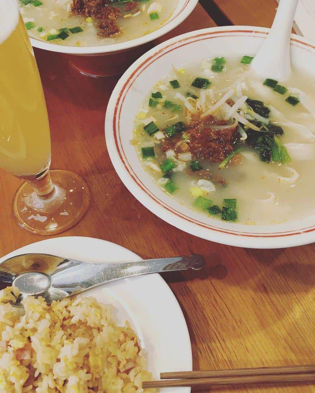 猫沢エミさんのインスタグラム写真 - (猫沢エミInstagram)「ミノルくん @flexibody.jp とランチ at 羊香味坊。  夜はなんども来てるけど、お昼間に来たのは始めて。この刀削麺のスープ、すごいな！羊の出汁が効きまくってる。ナイスなビヤー白穂乃香も昼間っから頂いちゃいました。ごめんあそばせ♡  ミノちゃんとは、インターナショナル感覚で話せるところがステキ。海外生活経験者でないと通じない話題ってけっこうあるのです。  未来は誰にもわからない。でも、ひとつだけはっきりしていることは、人生は一度きり。誰にとってもね。  #東京下町時間　#猫沢銘店」1月24日 15時38分 - necozawaemi