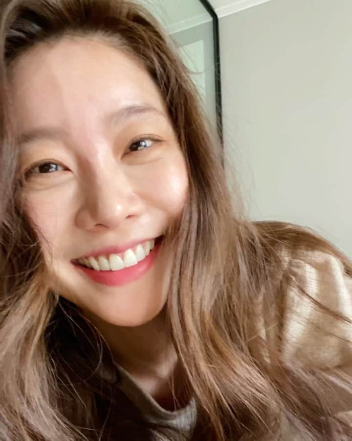 ソジン のインスタグラム：「좋은설되어요🙇🏻‍♀️ #운전조심 #안전벨트꼭🚌 #졸음운전안되요🧟‍♀️🧟‍♀️🧟‍♀️」