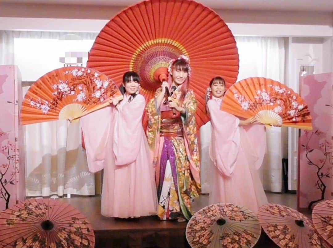のインスタグラム：「2日間の新春と企業様の創立記念の祝賀会で #イリュージョンマジックショー でした。 ご覧いただいた皆様、ありがとうございました😊 #荒木巴  #女性マジシャン  #イリュージョン  #イリュージョンマジック  #和風マジック  #新年会  #余興  #手品  #ダンス  #イリュージョンマジックショー」