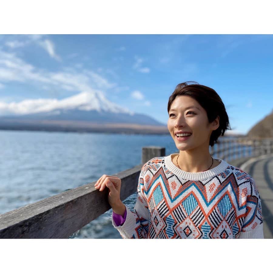 西谷綾子のインスタグラム：「✴︎ 昼間眠くなる😪💤‥理由があります‼️ 生体リズムの1つとして起床から8時間後(起床6時→14時)は 脳の覚醒が低下する時間帯なんです。 もっと詳しく聞きたい方💁‍♀️ ・ 第2回目 2/5(水)19:00〜是非っ🤗🌟 (第1回目、大好評を頂きとても嬉しかったです😭✨💞) . ・ ・ 座学内容✍️😍+快眠エクササイズ+呼吸法💡 ・オススメの昼寝ポイント4つ ・仮眠ができない場合は⁉︎ ・昼食のとり方 ・睡眠不足だと太りやすい?!甘味に鈍感⁉︎ ・体は疲れているのに脳が興奮して眠れない‥ ・朝は寒い、起きられないっ！ ・カフェイン、アルコールの影響 ・記憶力・思考力が高まる?! ・いびき・歯ぎしり ・トイレで途中目が覚める、いつも同じ時間帯に目が覚める⁉︎ …etc‥ ・ そんな時は‥✨☺️❣️❣️ . 「3日坊主」は脳の仕業⁉︎ 😳😳 ・ 脳と体の仕組みを知り 生体リズムに合わせて 今夜から🌙明日の朝から☀️ 簡単にすぐできることをお伝えします💡 ・ 睡眠は疲れたら眠る、◯◯で眠れないとか、 受け身の姿勢でなく‥ 積極的に自分から作ることが出来ます🙆‍♀️✨ ・ 参加希望の方はこちらにご連絡をください‼️✨ 💌⇨mebuki1920@gmail.com (MEBUKIプロジェクト事務局　担当山崎康弘) ①氏名 ②参加したいプログラム ③メールアドレス ・ 自分はもちろん❣️ 学んだことを友人や家族にも是非っ👍 楽しみながら学びましょう🙌🌈😊 ちなみに、第3回目は、2/19(水)です💖💖 ・ #日本橋MEBUKIプロジェクト #睡眠改善インストラクターayako #快眠 #自分の生活スタイルに合わせて」