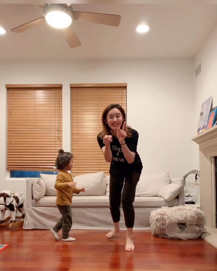 高木りなのインスタグラム：「私も流行りに乗って。 zicoのany song challenge、やんちゃ長男君と踊ってみました💃🏻 2回撮ったけど、ひどい仕上がりです🤦🏻‍♀ お風呂前にいい汗かきました😂 유행이라서 저도 아들이랑 두번이나 찍어봤는데 제대로 된 춤이 하나도 없음 🤦🏻‍♀️ #아무노래챌린지 #아무노래 #anysongchallenge #anysong #zico #지코 @woozico0914」