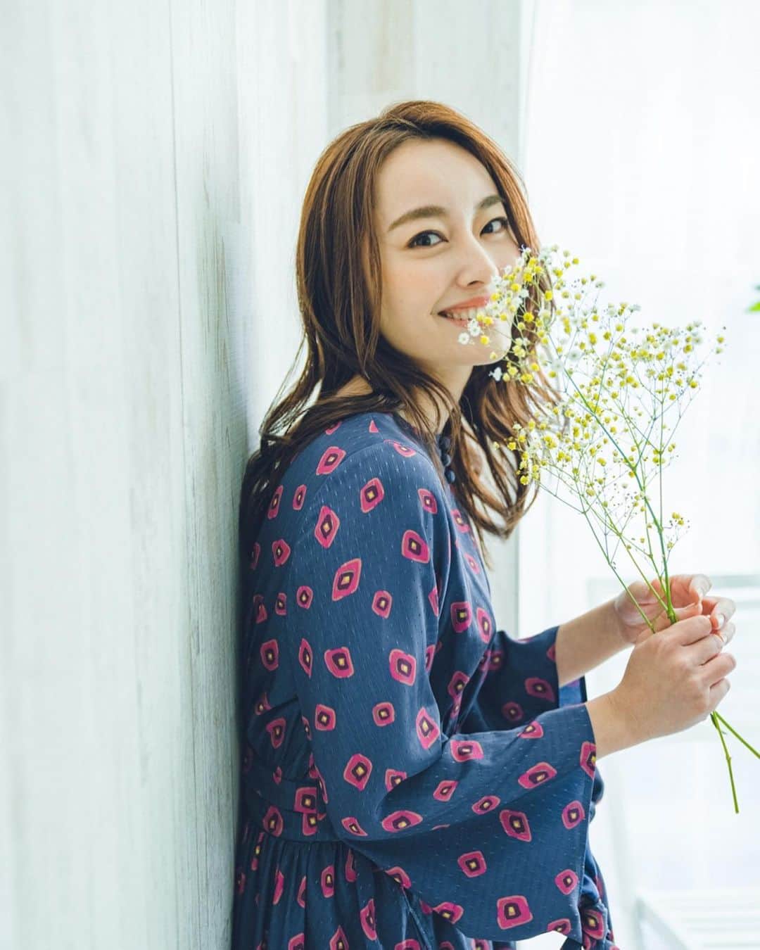 小祝麻里亜のインスタグラム：「今日はこんなに晴れてたのに、来週は雨☔️に雪☃️続きなんですね〜予定ない日はこもって断捨離でもしようかな😊😊 ． ． こちらはテストシュート。動画に引き続き、@fuzzynavel_studio の @fujitaayumi_photo さんに撮っていただきました☺️💕 ． ． ヘアメイクは動画と同じく、よねちゃん❤️ @y.tomo_mi ． ＿＿＿＿＿＿＿＿＿＿ #testshoot #fuzzynavelstudio #テストシュート #作品撮り #데일리룩」