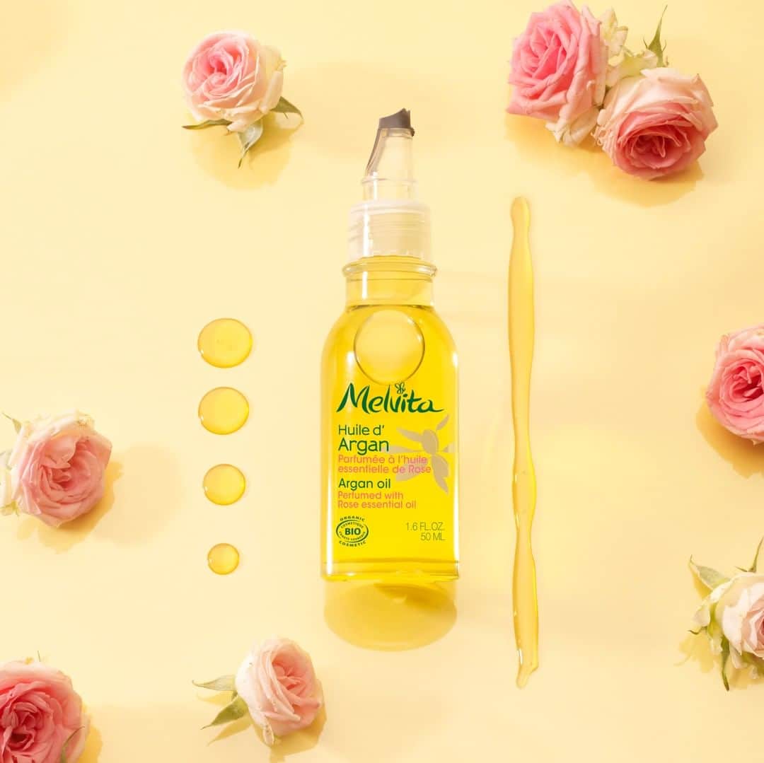 Melvita Officialのインスタグラム：「Connaissez-vous le Préciplume ?  C’est un nouvel applicateur 2 en 1 breveté qui s’inspire de la précision de la plume pour offrir la juste dose d’huile désirée.  En petite quantité : un système de goutte à goutte précis pour le visage et les zones ciblées.  En grosse quantité : une application « pinceau » pour le corps et les cheveux. ✅ Plus économique ✅ Plus précis ✅ Plus adapté à vos besoins  Et uniquement chez nous !  #melvita  #huiledarganbio  #rose #huileessentielle #beautyoil #greenbeautylover #preciplume」