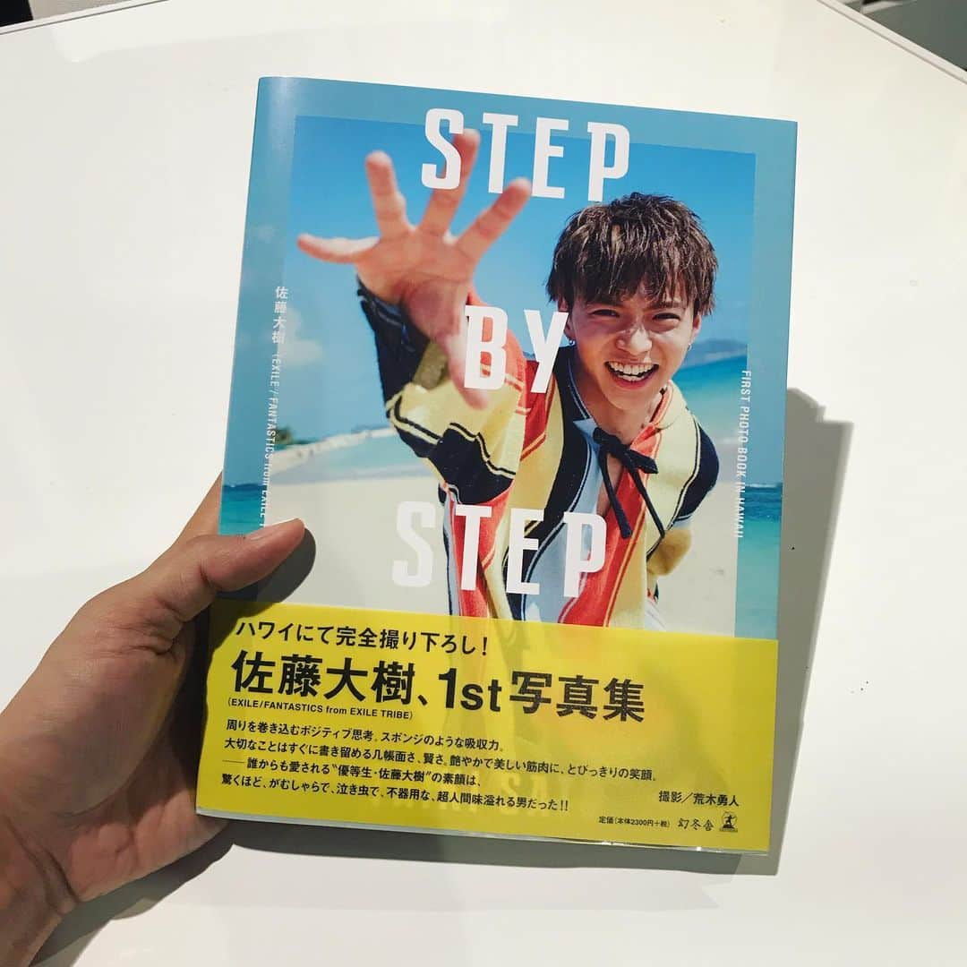 橘ケンチさんのインスタグラム写真 - (橘ケンチInstagram)「T『はいこれ📚』K『ありがたく頂戴致します🙇‍♂️』 #kenchitachibana#ldh#exile#japanese#japaneseactor#actor#performer#instagood #instalike #instadaily #tbt #love #dream #happiness #people #social  #traditional #craft #community #stepbystep #1st写真集 #誰からも愛される優等生 #実はがむしゃら #泣き虫 #泣くの？？ #おめでとう #急なねづっちさん #佐藤大樹 #お辞儀は常に90度 #部外者侵人」1月24日 16時01分 - kenchitachibana