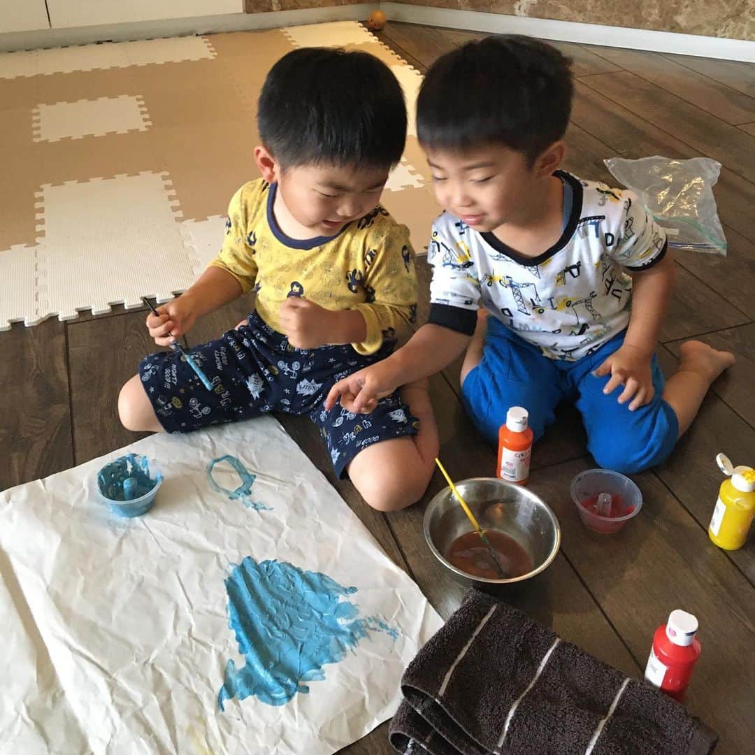 生島早織さんのインスタグラム写真 - (生島早織Instagram)「連日・・・ ペインティングしたい🎨  2人仲良く猛アピール🤣  最近はやっと筆を使ってくれるようになりました🖌  動物、虹、乗り物双子達それなりにそれなりのものを描いているようです😁  今週は天気が悪く、外に出たがらないので家遊びばかり。  来週からはスクールも始まる。 あと数日頑張ろう💪  この夏休みは、日本語強化月間！という事で、話す言葉も、テレビも絵本も全て日本語を選んでいました。 その甲斐あり、2人とも日本語の語彙も増える日本人らしくなった！笑 と、思っていたら、長男。 英語がわからない！ と言い出した💦  言葉がわからないと、また、スクール行きたくない！ と、言い出すのか？  子供はすぐに！  とは言うけど、それなりにストレスもかかっているんだろう💦  自宅では日本語。 スクールは英語。 スクールに移動するバス内やスイミングなどの外の習い事はポルトガル語。  頑張ってるの知ってるよ〜❤️ 私には無理〜😅 久々の登校どうなるのかな？ スクール生活、楽しみもあると思うけど、やっぱり家が良い。 ママと居たい😍  わかるわかる〜❤️ 『日本今、朝？』 『じーじとばーば起きた？』 夕飯前に毎日聞く。 日本から遠く離れた所にいる事を理解してきているのか？  逞しく育ってね❤️ #双子育児 #双子ママ #海外育児 #海外生活 #地球の裏側 #トリリンガル #トリリンガル育児  #お絵描き大好き #日本語優位」1月24日 16時12分 - saori.ikushima