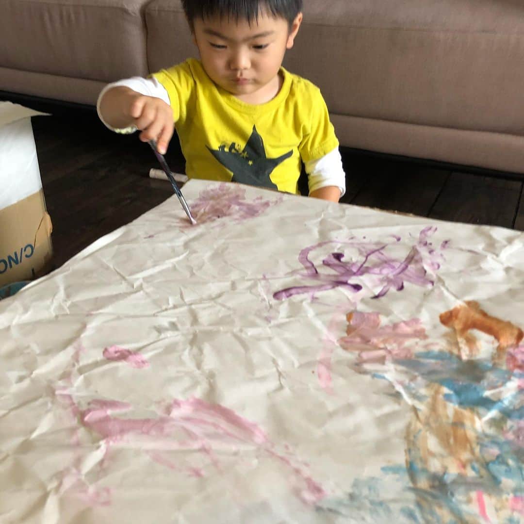 生島早織さんのインスタグラム写真 - (生島早織Instagram)「連日・・・ ペインティングしたい🎨  2人仲良く猛アピール🤣  最近はやっと筆を使ってくれるようになりました🖌  動物、虹、乗り物双子達それなりにそれなりのものを描いているようです😁  今週は天気が悪く、外に出たがらないので家遊びばかり。  来週からはスクールも始まる。 あと数日頑張ろう💪  この夏休みは、日本語強化月間！という事で、話す言葉も、テレビも絵本も全て日本語を選んでいました。 その甲斐あり、2人とも日本語の語彙も増える日本人らしくなった！笑 と、思っていたら、長男。 英語がわからない！ と言い出した💦  言葉がわからないと、また、スクール行きたくない！ と、言い出すのか？  子供はすぐに！  とは言うけど、それなりにストレスもかかっているんだろう💦  自宅では日本語。 スクールは英語。 スクールに移動するバス内やスイミングなどの外の習い事はポルトガル語。  頑張ってるの知ってるよ〜❤️ 私には無理〜😅 久々の登校どうなるのかな？ スクール生活、楽しみもあると思うけど、やっぱり家が良い。 ママと居たい😍  わかるわかる〜❤️ 『日本今、朝？』 『じーじとばーば起きた？』 夕飯前に毎日聞く。 日本から遠く離れた所にいる事を理解してきているのか？  逞しく育ってね❤️ #双子育児 #双子ママ #海外育児 #海外生活 #地球の裏側 #トリリンガル #トリリンガル育児  #お絵描き大好き #日本語優位」1月24日 16時12分 - saori.ikushima