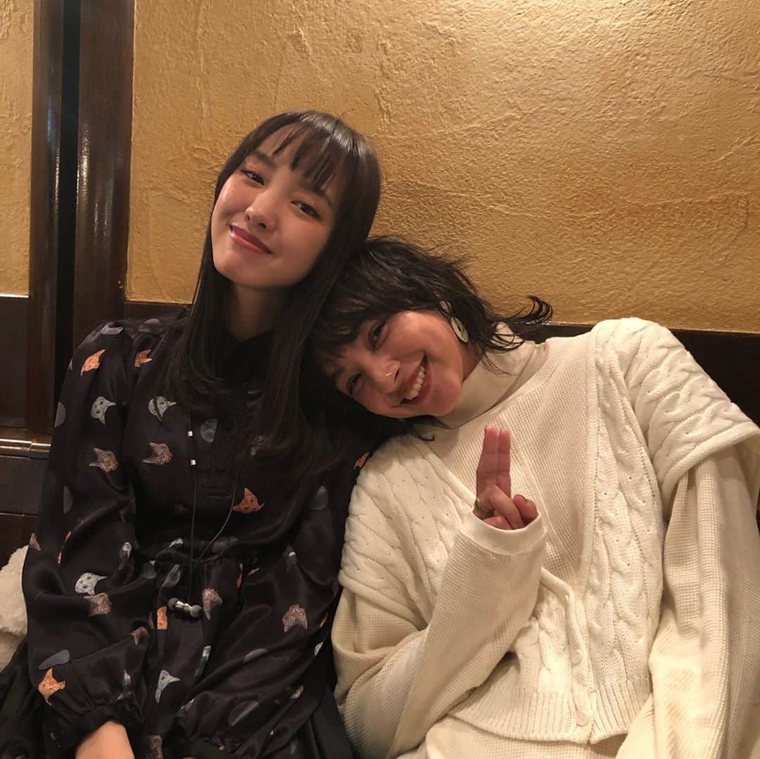 飯窪春菜のインスタグラム：「👩‍❤️‍👩👩‍❤️‍💋‍👩👩‍❤️‍👩 ・ ・ 用事と用事の間の時間とか お互い気軽に声かけられるお友達☺️ えるちゃん、私のどんなに長いくだらない話でも全部受け止めてくれて、正しいことは正しい、間違ってることは間違ってる、ってちゃんと言ってくれる大好きな人です☺️ 同じ温度で物事楽しめるからたくさん楽しい思い出作りたいなあ👏🏻 ・ ・ ・ #お友達  #自慢  @l_aoba  #私本当に人に恵まれてる #ここ最近 #自慢の友達  #載せてばっかり #はるなの毎日  #飯窪ってる」