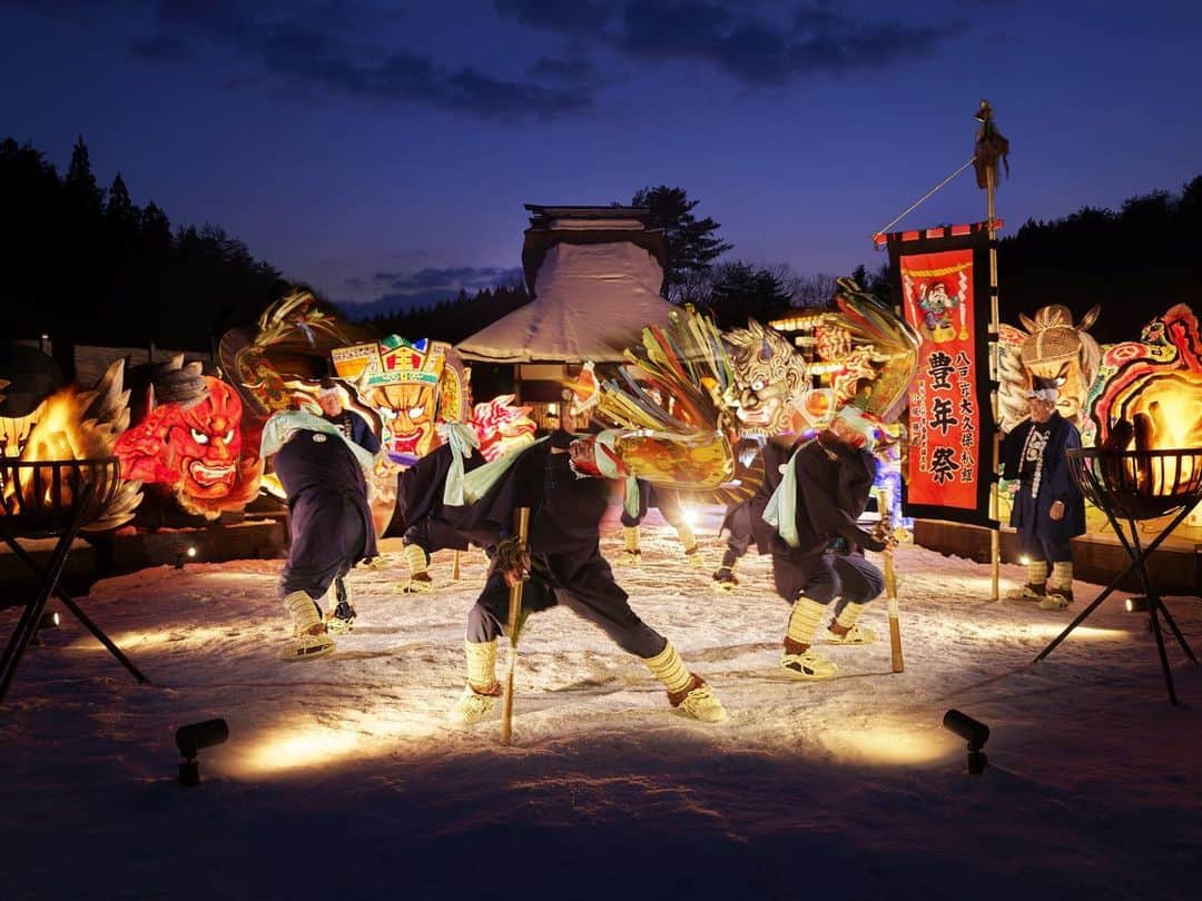 星野リゾートさんのインスタグラム写真 - (星野リゾートInstagram)「【青森・八戸地域の郷土芸能「えんぶり」】﻿ ﻿ Hoshino Resorts Aomoriya is bringing "Enburi" dance performance to its guests -- a tradition dating back 800 years, the dance has been a significant part of the culture in Aomori﻿ ﻿ 青森県八戸地域の郷土芸能「えんぶり」はその年の豊作を祈願して行われる行事として、約 800 年間、地域の人々によって受け継がれてきました。えんぶりの名前は、田をならす農具「えぶり」や「いぶり(ゆすぶり)」に由来すると言われます。冬の間眠っている田の神をゆさぶり起こし、春を呼び、その年の豊作を祈願する意味が込められています。えんぶりは、八戸地域の人々にとって冬に欠かせない行事であり、幼少期から関わっている地域の誇りともいえます。﻿ ﻿ 「星野リゾート　青森屋」は「のれそれ青森~ひとものがたり~」をコンセプトにしており、お客様に青森の祭りや食、伝統工芸などを体験してもらうことを大切にしています。今回は、実際に各地区で継承しているえんぶり組の方々に協力してもらい、青森屋の敷地内で「えんぶり」の公演が決定しました。残るは1月26日、2月2日、9日の公演です。﻿ ﻿ #HoshinoResorts #星野リゾート #Aomoriya #青森屋 #Aomori #Misawa #青森県 #三沢市 #青森旅行 #aomoritrip #luxuryresort #JapaneseHotels #Hotspring #Onsen #travelJapan #ig_Japan #MyTinyAtlas #JapanTravel #えんぶり #青森祭り #郷土芸能 #伝統芸能」1月24日 16時08分 - hoshinoresorts.official