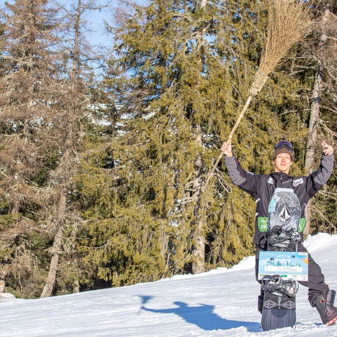 飛田流輝さんのインスタグラム写真 - (飛田流輝Instagram)「I’m so stoked to take 2nd place in Seiser Alm. The comp and the course was super fun. 🔥🥩🤘 応援ありがとうございました✌️ 📸　@lee_ponzio  @volcomjapan #volcomjapan  @charlie_trading  #seiseralm #snowboarding #snowboard #JッP」1月24日 16時09分 - rukitobita