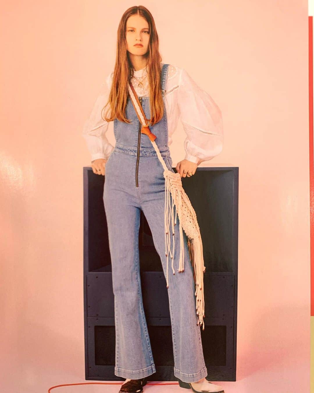 のインスタグラム：「Overalls @rollasjeans ⠀  @spurmagazine 掲載 ‘ 70s風デニムには、フェミニンなブラウスを。 ⠀ お問合せは　@jack_joat まで  #rollas #denim #overalls」