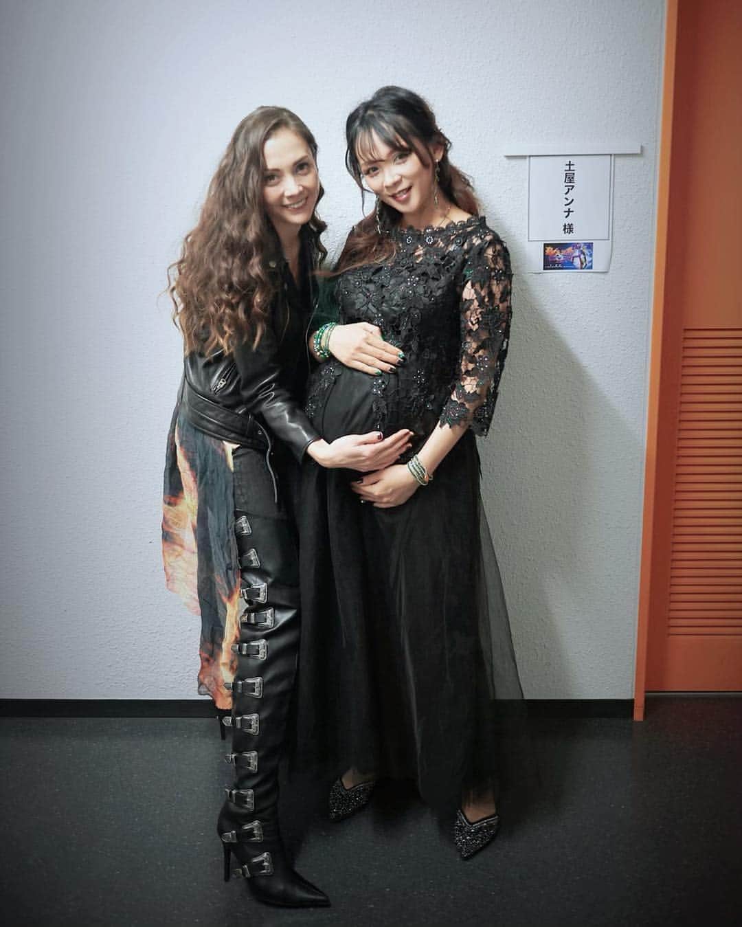 のインスタグラム：「‪超英雄祭2020にて‬ ‪お腹タッチ写真を快く撮ってくださった‬ ‪土屋アンナさん✨‬ ‪アンナさんは先輩ママで出産の事を分かりやすくアドバイスしてくれました🙏‬ ‪本陣痛が来るまで我慢！ 『クッソ痛えのを待つ事』がコツだと教えてくれました🤘‬ そしてアンナさんは仮面ライダーフォーゼの主題歌で横浜アリーナを興奮の渦に巻き込んでいました🤘  ステージ横で待機中も気さくに話しかけてくださり、同じ女性で、先輩ママと言う事でとても為になるお話で嬉しかったです🥳 ‪娘の為にありがとうございました！‬ ‪#超英雄祭2020‬ #横浜アリーナ #仮面ライダーフォーゼ #主題歌 #仮面ライダーW ‪#土屋アンナ　さん‬ #ママ #先輩ママ #陣痛はクソ痛えのを待つ」