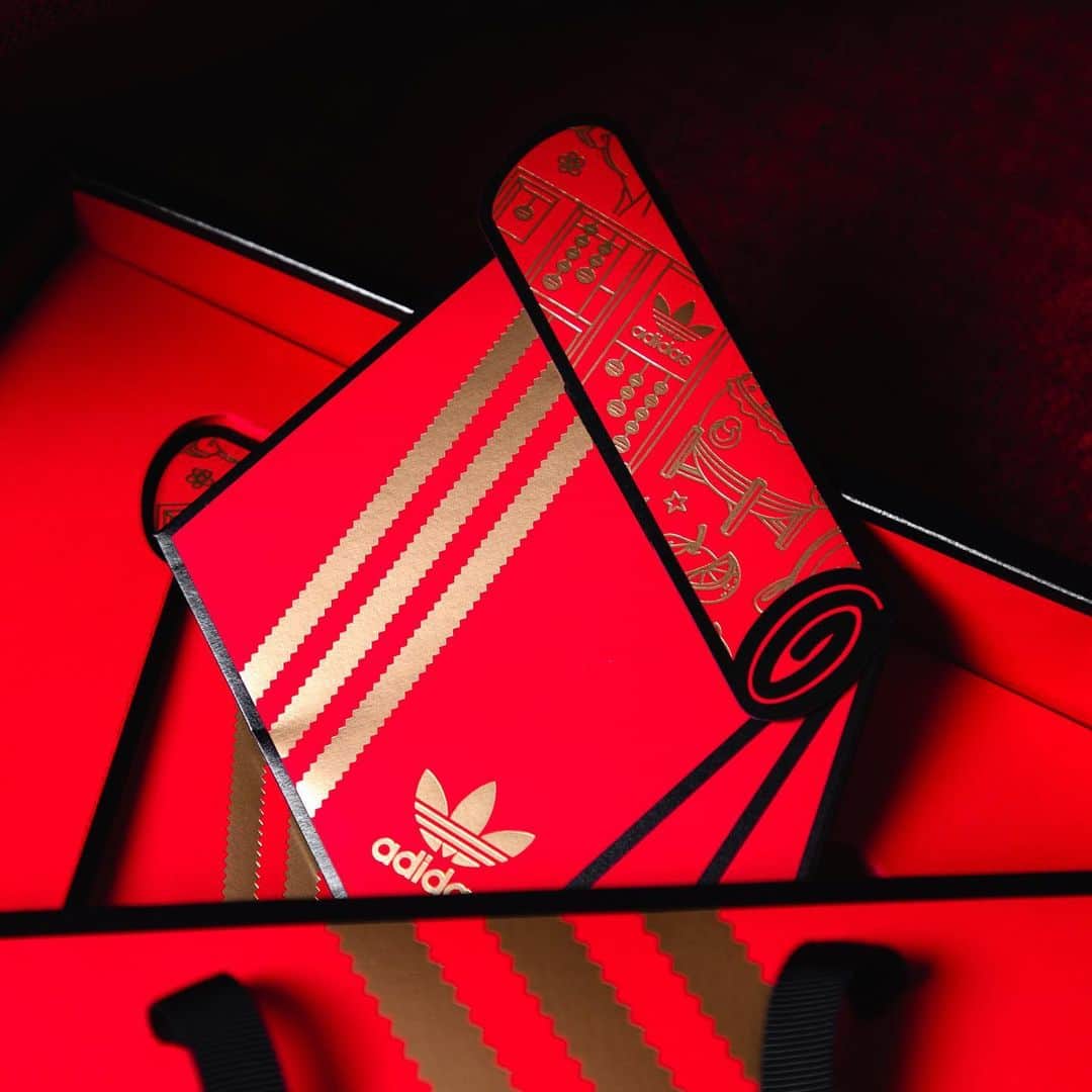 HYPEBEASTさんのインスタグラム写真 - (HYPEBEASTInstagram)「@hypebeaststyle: With the Lunar New Year festivities about to commence, we’ve rounded up some of the best red pockets celebrating the Year of the Rat from brands like @adidas, @gucci, @rimowa, @nike and more. Swipe to take a look.⁠⠀ Photo: Heison Ho/HYPEBEAST」1月24日 21時52分 - hypebeast