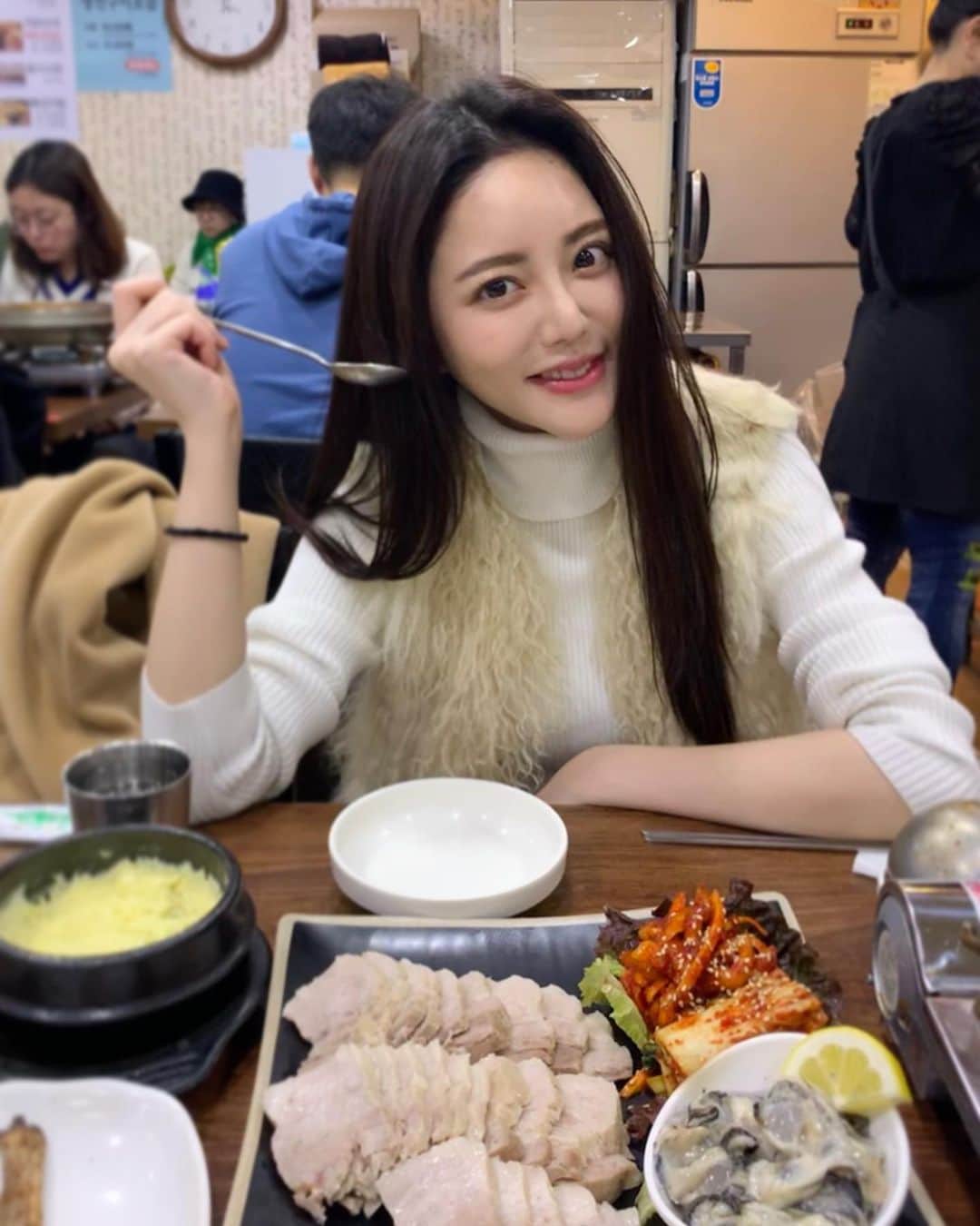 谷亜沙子さんのインスタグラム写真 - (谷亜沙子Instagram)「少し前に韓国に行った時に初めて牡蠣ポッサムを食べたよ！  広蔵市場に牡蠣ポッサム通りがあってそこの中で一番賑わっているお店に入ったのですが本当に美味しかった！牡蠣好きな人は最高です✌️牡蠣の土鍋ご飯も注文したよ🍚 机いっぱいにおかずが運ばれてきてこれ全部で2人で五千円くらいなので本当にコスパも良いよね！🥺 ポッサムと生牡蠣を一緒に食べるとこれまたすごく合うんです！牡蠣の臭みは全くなくて牡蠣のクリーミーさと豚肉の程よい脂が相性抜群！  おかずのスープがなんとカムジャタンのスープでこれまたご飯と合うの…🥺🥘最高でした！また韓国行く時は絶対に行きたいお店です。  #굴보쌈 #굴 #맛집 #먹스타그램 #먹방 #맛스타그램 #보쌈 #보쌈맛집 #ポッサム #牡蠣 #韓国料理 #foodstagram #instagood #oyster」1月24日 21時53分 - asyakodayo