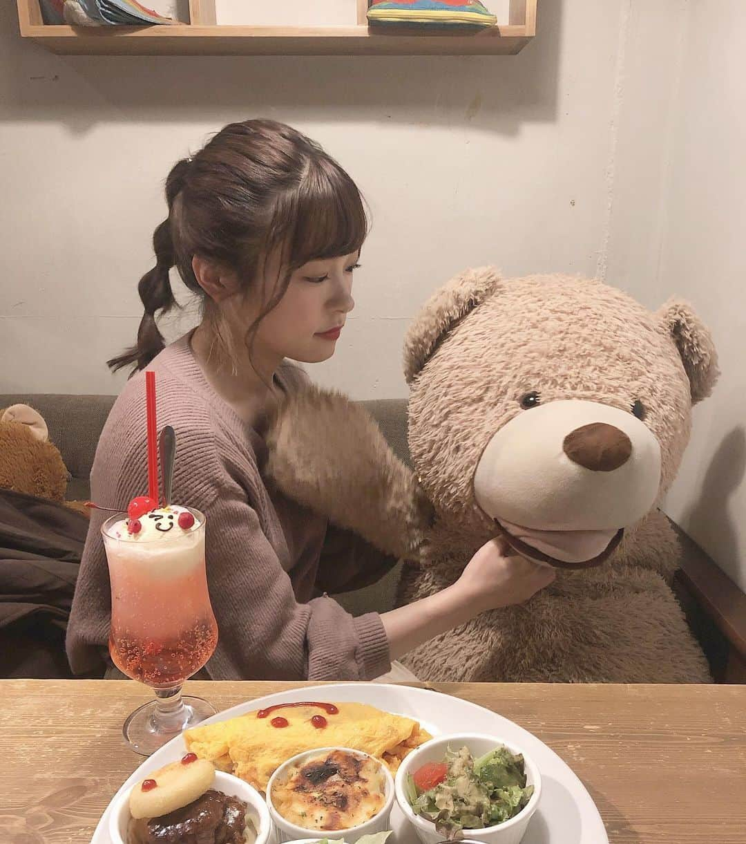 橋本紗奈さんのインスタグラム写真 - (橋本紗奈Instagram)「このくらいおっきい熊が欲しい🧸 . ここのクリームソーダ可愛かった...♡ . . . . . . #ヘアアレンジ #ヘアカラー #ヘアスタイル #カフェ巡り #ヘアメイク #くま　#haircolor #hairstyle #babykingkitchen #高円寺カフェ #高円寺ランチ」1月24日 21時53分 - hashimoto_sana