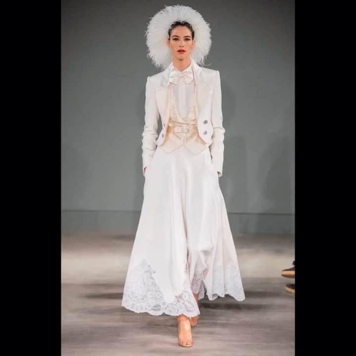 アレクシマビーユのインスタグラム：「Carte Blanche my new Haute Couture SS2020 collection @alexismabille #allwhite  casting @cococasting make up @lloydsimmondsmakeup with @macproparis @maccosmeticsfrance hair by @beppedeliaofficial with @beautick_official products nails @manucurist thanks @sothebysfr thank you to all my girls for their beauty @carciffoni @zavikjr @heloise_giraud @lucialoppez  @elisava.levi  @josephine.adam @alicja_tubilewicz @daryakostenich @mary.dussarrat @paulinehoarau @victoriia_evseeva @redcrosbul @nakidepass  #carteblanche #alexismabille #alexismabillehautecouture #mabille #whitedresses #whitecollection #pure #essence #elegance」