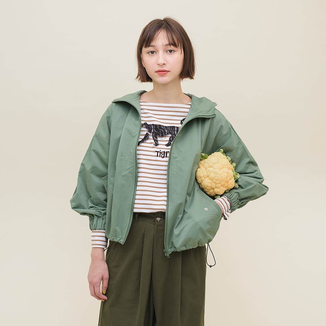 marbleSUD(マーブルシュッド) のインスタグラム：「【新入荷】春のアウター「タッサーマウンテンパーカー」が人気を集めています。ふんわりとボリュームのある袖がポイント。ほのかな光沢感もあり、カジュアルになり過ぎないのも◎ 春らしいグリーンにベージュ、クールにキマるブラックの3色展開です。」