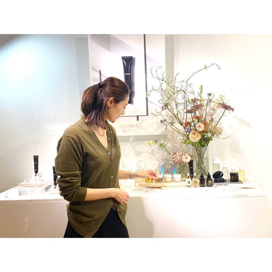 のインスタグラム：「FEMMU発表会へ♪ 自然派で環境にも配慮されてる素敵なブランドさんです✨🌈 以前から気に入っててチェックしていたので楽しみにしていましたー😆 2月に発売するトーンアップUVクリームは天然成分100%で、保湿力もあっていい感じです！ 敏感肌、乾燥肌の私には最高の下地✨😆✨ . #femmue #新商品発表会  #ファミュ #コスメキッチン #サスティナブル #サステナブルライフ  #トーンアップuv #美容好きな人と繋がりたい  #naturelovers」