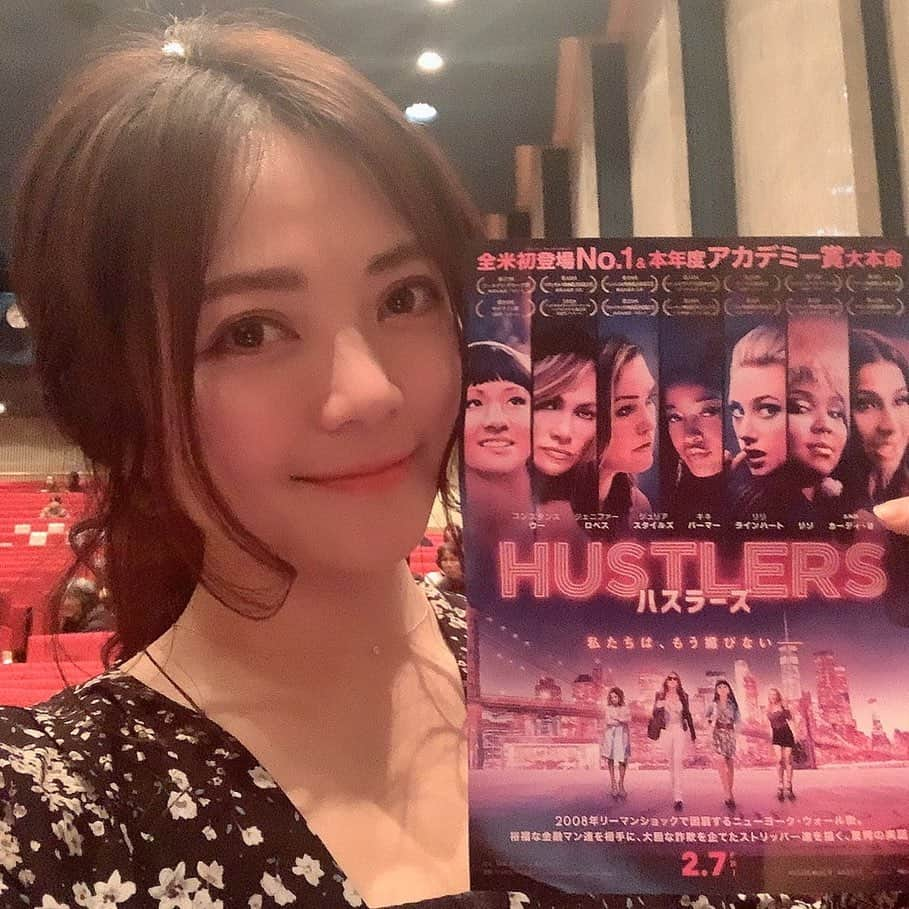 大井智保子さんのインスタグラム写真 - (大井智保子Instagram)「映画『ハスラーズ』の試写会イベントにご招待いただきました💋 . ニューヨーク・ウォール街を舞台とした衝撃の実話が、 豪華絢爛にそしてリアルに描かれています🗽 華やかな舞台の影で、 女性たちの必死な生き様、切なさ、友情、裏切り、家族… そのギャップにどっぷりとはまってしまい、上映中はハラハラしっぱなしでした‼️ . 50歳を超えてなおあんなにセクシーなジェニファーロペスさんに 目が釘付けになりますよ😳😍 . . 公開は2月7日😘お楽しみに✨ . 試写会後のトークショーには、 大好きな辛酸なめこさんが😆👏 のんびりとしたなめこ節がおもしろかったです‼︎ ステキな試写会イベントご招待いただきありがとうございました🌸 . . . #ハスラーズ　@hustlersmovie  #HUSTLERS #映画ハスラーズ #cinema #映画 #映画好き #試写会 #ジェニファーロペス #ジェニロペ」1月24日 16時49分 - chihokoi