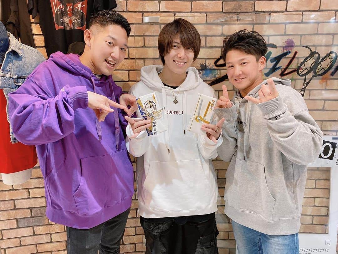 引地敬澄さんのインスタグラム写真 - (引地敬澄Instagram)「先日かぐや姫ファミリーのてんちゃん🌞とノブくん🌺が @kincrossworld に遊びに来てくれました🐕🍀！嬉乱 . そしたらまさかの、、、 . 出産祝いを絶賛頂きました😭😭😭🍀🎉！！感謝極。 . サプライズ過ぎだしやる事イケメン過ぎてもう本当に本当に絶賛ありがとう過ぎやでー😭😭😭！！！ . そんな感謝記念に @hapeace1221 のロゴパーカーをおソロで記念写真を絶賛わちゃわちゃしながら撮る最年長組(a.k.a.高カロリーズw)🌞🐕🌺！！（笑） . そしてその夜は我等がかぐや姫ファミリーの出逢いの聖地となった思い出の沖縄の @lecanamotobu の佐伯先生が東京にいらしていたので、みんなで新年会☺️🍀！ﾖｲｼｮｰ! . 急遽つよぽん @tsuyoshi_takimura 💪も合流出来て久々過ぎてめちゃめちゃ嬉しかったですぞ😼！！ . . . そんな絶賛素敵な一日でした☺️🍀！！ . . . ps.てんちゃん、ノブくん！本当に絶賛ありがとうー😭🍀！！ぱおにベイビーに絶賛ぱおーに沢山買ってあげるね🤘😼！！w . . ps.ps.ノブくん出産祝いの名義の紙、、、どっかに落としたらしい（笑） どこかに田中伸明の紙が落ちてるの想像するとシュール過ぎておもしろ過ぎ😂www  そんなお茶目な所もノブくんらしくて絶賛大好きだぜ🤘😼🌺！！w . . . #かぐや姫と7人の王子たち 🌞🐕🌺 #最年長組 （笑）#出産祝い 😭🍀🎊 #優しい世界  #ナイスぱおーに #ぱおーに #てんすけん #田中伸明 #滝村剛 #ルカナモトブ  #引地敬澄 #ひっち #野心家ギャル男社長 #引地髪服  #KinCrossWorld #HAPEACE  #abematv #アベマ #fashion #instagood #followme #amazing #photooftheday」1月24日 16時53分 - takazumi0402