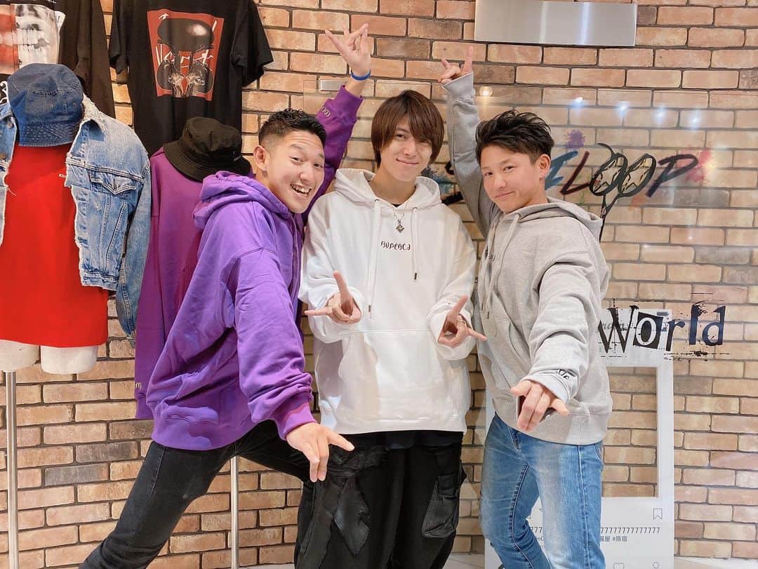 引地敬澄さんのインスタグラム写真 - (引地敬澄Instagram)「先日かぐや姫ファミリーのてんちゃん🌞とノブくん🌺が @kincrossworld に遊びに来てくれました🐕🍀！嬉乱 . そしたらまさかの、、、 . 出産祝いを絶賛頂きました😭😭😭🍀🎉！！感謝極。 . サプライズ過ぎだしやる事イケメン過ぎてもう本当に本当に絶賛ありがとう過ぎやでー😭😭😭！！！ . そんな感謝記念に @hapeace1221 のロゴパーカーをおソロで記念写真を絶賛わちゃわちゃしながら撮る最年長組(a.k.a.高カロリーズw)🌞🐕🌺！！（笑） . そしてその夜は我等がかぐや姫ファミリーの出逢いの聖地となった思い出の沖縄の @lecanamotobu の佐伯先生が東京にいらしていたので、みんなで新年会☺️🍀！ﾖｲｼｮｰ! . 急遽つよぽん @tsuyoshi_takimura 💪も合流出来て久々過ぎてめちゃめちゃ嬉しかったですぞ😼！！ . . . そんな絶賛素敵な一日でした☺️🍀！！ . . . ps.てんちゃん、ノブくん！本当に絶賛ありがとうー😭🍀！！ぱおにベイビーに絶賛ぱおーに沢山買ってあげるね🤘😼！！w . . ps.ps.ノブくん出産祝いの名義の紙、、、どっかに落としたらしい（笑） どこかに田中伸明の紙が落ちてるの想像するとシュール過ぎておもしろ過ぎ😂www  そんなお茶目な所もノブくんらしくて絶賛大好きだぜ🤘😼🌺！！w . . . #かぐや姫と7人の王子たち 🌞🐕🌺 #最年長組 （笑）#出産祝い 😭🍀🎊 #優しい世界  #ナイスぱおーに #ぱおーに #てんすけん #田中伸明 #滝村剛 #ルカナモトブ  #引地敬澄 #ひっち #野心家ギャル男社長 #引地髪服  #KinCrossWorld #HAPEACE  #abematv #アベマ #fashion #instagood #followme #amazing #photooftheday」1月24日 16時53分 - takazumi0402