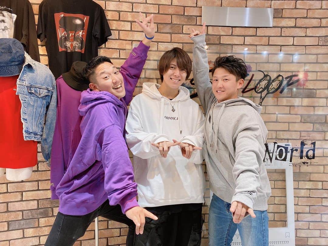引地敬澄さんのインスタグラム写真 - (引地敬澄Instagram)「先日かぐや姫ファミリーのてんちゃん🌞とノブくん🌺が @kincrossworld に遊びに来てくれました🐕🍀！嬉乱 . そしたらまさかの、、、 . 出産祝いを絶賛頂きました😭😭😭🍀🎉！！感謝極。 . サプライズ過ぎだしやる事イケメン過ぎてもう本当に本当に絶賛ありがとう過ぎやでー😭😭😭！！！ . そんな感謝記念に @hapeace1221 のロゴパーカーをおソロで記念写真を絶賛わちゃわちゃしながら撮る最年長組(a.k.a.高カロリーズw)🌞🐕🌺！！（笑） . そしてその夜は我等がかぐや姫ファミリーの出逢いの聖地となった思い出の沖縄の @lecanamotobu の佐伯先生が東京にいらしていたので、みんなで新年会☺️🍀！ﾖｲｼｮｰ! . 急遽つよぽん @tsuyoshi_takimura 💪も合流出来て久々過ぎてめちゃめちゃ嬉しかったですぞ😼！！ . . . そんな絶賛素敵な一日でした☺️🍀！！ . . . ps.てんちゃん、ノブくん！本当に絶賛ありがとうー😭🍀！！ぱおにベイビーに絶賛ぱおーに沢山買ってあげるね🤘😼！！w . . ps.ps.ノブくん出産祝いの名義の紙、、、どっかに落としたらしい（笑） どこかに田中伸明の紙が落ちてるの想像するとシュール過ぎておもしろ過ぎ😂www  そんなお茶目な所もノブくんらしくて絶賛大好きだぜ🤘😼🌺！！w . . . #かぐや姫と7人の王子たち 🌞🐕🌺 #最年長組 （笑）#出産祝い 😭🍀🎊 #優しい世界  #ナイスぱおーに #ぱおーに #てんすけん #田中伸明 #滝村剛 #ルカナモトブ  #引地敬澄 #ひっち #野心家ギャル男社長 #引地髪服  #KinCrossWorld #HAPEACE  #abematv #アベマ #fashion #instagood #followme #amazing #photooftheday」1月24日 16時53分 - takazumi0402