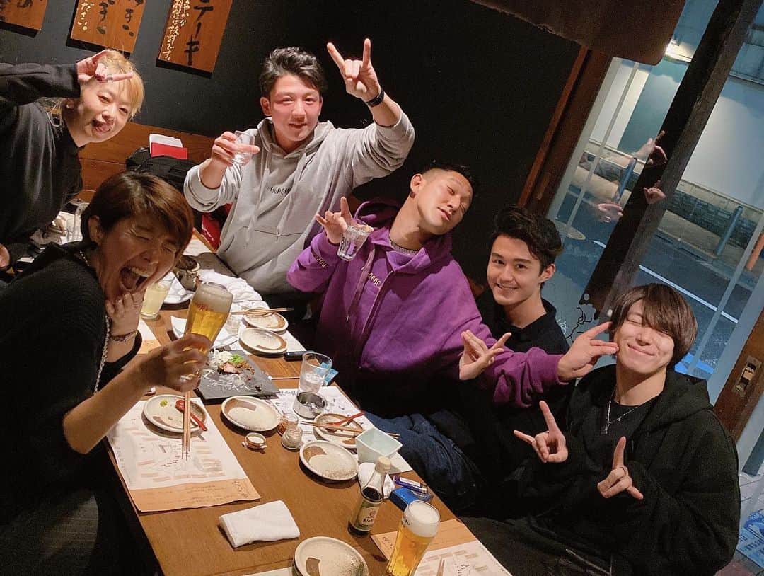 引地敬澄さんのインスタグラム写真 - (引地敬澄Instagram)「先日かぐや姫ファミリーのてんちゃん🌞とノブくん🌺が @kincrossworld に遊びに来てくれました🐕🍀！嬉乱 . そしたらまさかの、、、 . 出産祝いを絶賛頂きました😭😭😭🍀🎉！！感謝極。 . サプライズ過ぎだしやる事イケメン過ぎてもう本当に本当に絶賛ありがとう過ぎやでー😭😭😭！！！ . そんな感謝記念に @hapeace1221 のロゴパーカーをおソロで記念写真を絶賛わちゃわちゃしながら撮る最年長組(a.k.a.高カロリーズw)🌞🐕🌺！！（笑） . そしてその夜は我等がかぐや姫ファミリーの出逢いの聖地となった思い出の沖縄の @lecanamotobu の佐伯先生が東京にいらしていたので、みんなで新年会☺️🍀！ﾖｲｼｮｰ! . 急遽つよぽん @tsuyoshi_takimura 💪も合流出来て久々過ぎてめちゃめちゃ嬉しかったですぞ😼！！ . . . そんな絶賛素敵な一日でした☺️🍀！！ . . . ps.てんちゃん、ノブくん！本当に絶賛ありがとうー😭🍀！！ぱおにベイビーに絶賛ぱおーに沢山買ってあげるね🤘😼！！w . . ps.ps.ノブくん出産祝いの名義の紙、、、どっかに落としたらしい（笑） どこかに田中伸明の紙が落ちてるの想像するとシュール過ぎておもしろ過ぎ😂www  そんなお茶目な所もノブくんらしくて絶賛大好きだぜ🤘😼🌺！！w . . . #かぐや姫と7人の王子たち 🌞🐕🌺 #最年長組 （笑）#出産祝い 😭🍀🎊 #優しい世界  #ナイスぱおーに #ぱおーに #てんすけん #田中伸明 #滝村剛 #ルカナモトブ  #引地敬澄 #ひっち #野心家ギャル男社長 #引地髪服  #KinCrossWorld #HAPEACE  #abematv #アベマ #fashion #instagood #followme #amazing #photooftheday」1月24日 16時53分 - takazumi0402