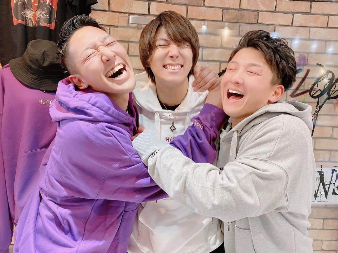 引地敬澄さんのインスタグラム写真 - (引地敬澄Instagram)「先日かぐや姫ファミリーのてんちゃん🌞とノブくん🌺が @kincrossworld に遊びに来てくれました🐕🍀！嬉乱 . そしたらまさかの、、、 . 出産祝いを絶賛頂きました😭😭😭🍀🎉！！感謝極。 . サプライズ過ぎだしやる事イケメン過ぎてもう本当に本当に絶賛ありがとう過ぎやでー😭😭😭！！！ . そんな感謝記念に @hapeace1221 のロゴパーカーをおソロで記念写真を絶賛わちゃわちゃしながら撮る最年長組(a.k.a.高カロリーズw)🌞🐕🌺！！（笑） . そしてその夜は我等がかぐや姫ファミリーの出逢いの聖地となった思い出の沖縄の @lecanamotobu の佐伯先生が東京にいらしていたので、みんなで新年会☺️🍀！ﾖｲｼｮｰ! . 急遽つよぽん @tsuyoshi_takimura 💪も合流出来て久々過ぎてめちゃめちゃ嬉しかったですぞ😼！！ . . . そんな絶賛素敵な一日でした☺️🍀！！ . . . ps.てんちゃん、ノブくん！本当に絶賛ありがとうー😭🍀！！ぱおにベイビーに絶賛ぱおーに沢山買ってあげるね🤘😼！！w . . ps.ps.ノブくん出産祝いの名義の紙、、、どっかに落としたらしい（笑） どこかに田中伸明の紙が落ちてるの想像するとシュール過ぎておもしろ過ぎ😂www  そんなお茶目な所もノブくんらしくて絶賛大好きだぜ🤘😼🌺！！w . . . #かぐや姫と7人の王子たち 🌞🐕🌺 #最年長組 （笑）#出産祝い 😭🍀🎊 #優しい世界  #ナイスぱおーに #ぱおーに #てんすけん #田中伸明 #滝村剛 #ルカナモトブ  #引地敬澄 #ひっち #野心家ギャル男社長 #引地髪服  #KinCrossWorld #HAPEACE  #abematv #アベマ #fashion #instagood #followme #amazing #photooftheday」1月24日 16時53分 - takazumi0402