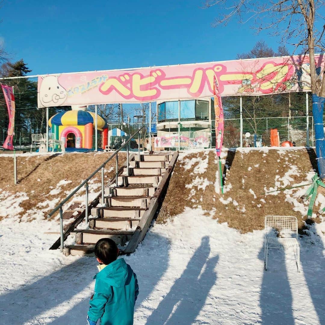 Mayuko Watanabe 渡辺真由子さんのインスタグラム写真 - (Mayuko Watanabe 渡辺真由子Instagram)「先日お友達親子と私と息子の4人で一泊旅行へ★ 行き先は長野県の『白樺リゾート池の平ホテル』♫ 最寄駅から送迎バスに乗って到着したら早速見渡す限りの雪景色が😍✨ 子供達は着いた途端、雪に興奮してました😊 ・ チェックイン前に昼食をとったあと早速スキーウェアをレンタルしてスキー場へ💕 【ポタスノーランド】という子供用の施設があり、ふわふわゾーンで飛び跳ねて遊んだり、ふれあい動物ランドに行き、羊やモルモット、ウサギに人参をあげて大喜び！ 親の私は生まれて初めてフクロウを腕に乗せ、ふわふわな身体に触れたことに大興奮😆笑 その横にはそりができる場所があり、そりも親子で乗って楽しめるので何回もリピートして滑りました☺️👍 上まで登るのがいちいち面倒かなと思っていたらズボラな私用かと思うようなエスカレーターがあり笑、楽々上まで行けました😆 今回残念ながら子供のスキー教室は人気で参加できませんでしたが、雪に触れて雪だるま⛄️を楽しそうに作っている姿を見れただけで大満足です☺️❤️ ホテルについてはまた次に書きますね♫#池の平温泉スキー場#池の平ホテル#池の平スノーパーク#白樺リゾート池の平ホテル#白樺リゾート#親子で楽しむ#そり#そり遊び#冬旅行#子育て中#mama#ママ#男の子ママ」1月24日 16時54分 - watanabe_mayuko