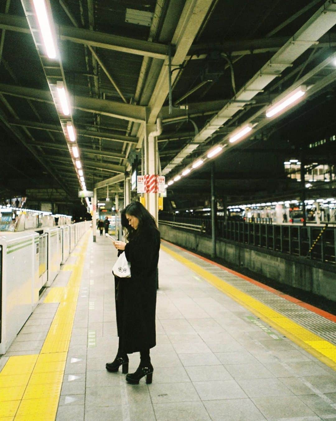 橘佳奈のインスタグラム：「#フォトバイアヤ #photobyaya #いつかのホームにて」