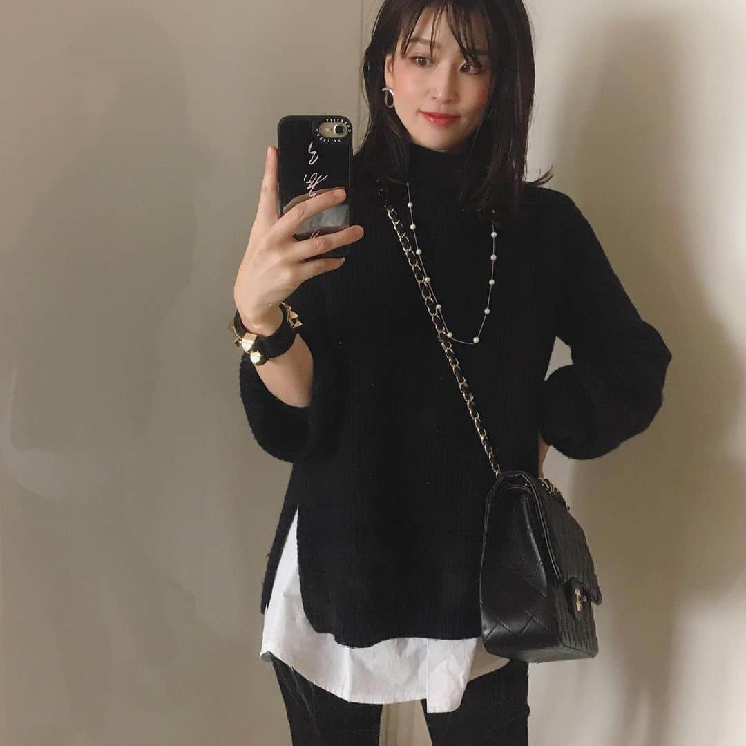 永田明華さんのインスタグラム写真 - (永田明華Instagram)「最近#ブラックコーデ ですみません🤣私らしくないですよね😭どうしたんだろう私🙄 家着は#ホワイトコーデ なんですが🙂 でも、ブラックって#シャネルバッグ や#パールネックレス がはえるなぁーって思ったり❤️ knit#glamorousgarden  pants#zard bag#chanel」1月24日 17時00分 - asukanagata