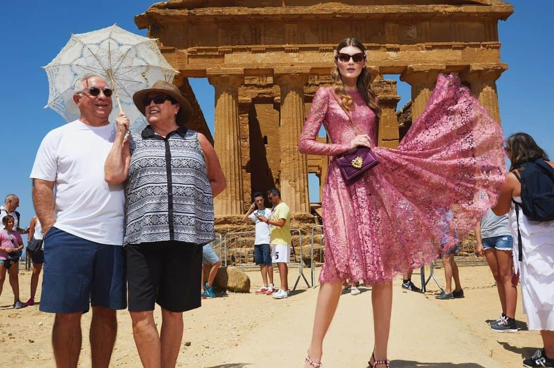 ドルチェ&ガッバーナさんのインスタグラム写真 - (ドルチェ&ガッバーナInstagram)「In the unmistakable frame of the eternal Temple of Concordia, where rays of sunlight warm every soul, the chantilly lamé lace dress in powdery pink captured the scene, paired with the satin #DGDevotionBag and with the iconic #DGEyewear. #DGWomen #DolceGabbana #DGLovesSicily  Picture by @morellibrothers Special thanks to Regione Siciliana - Parco Archeologico e Paesaggistico della Valle dei Templi di Agrigento and Comune di Agrigento.」1月24日 17時01分 - dolcegabbana