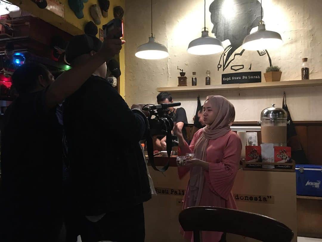 アキラ・コンチネンタル・フィーバーさんのインスタグラム写真 - (アキラ・コンチネンタル・フィーバーInstagram)「Hari ini shooting di travel program. coming soon Pippiiiiiiii😁｢Tau Gak Sih｣TRANS7📺 今日は朝一でインドネシア 人のアリオさんと一緒に旅番組の収録でした！ジャワ料理グルメツアーにLETS pippi ナディアさんも別撮りで豆を食べました🍽 #taugaksih  #indonesia #akirakimura #jawa  #jakarta  #trans7」1月24日 17時08分 - official_akira7