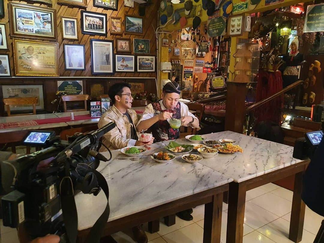 アキラ・コンチネンタル・フィーバーさんのインスタグラム写真 - (アキラ・コンチネンタル・フィーバーInstagram)「Hari ini shooting di travel program. coming soon Pippiiiiiiii😁｢Tau Gak Sih｣TRANS7📺 今日は朝一でインドネシア 人のアリオさんと一緒に旅番組の収録でした！ジャワ料理グルメツアーにLETS pippi ナディアさんも別撮りで豆を食べました🍽 #taugaksih  #indonesia #akirakimura #jawa  #jakarta  #trans7」1月24日 17時08分 - official_akira7