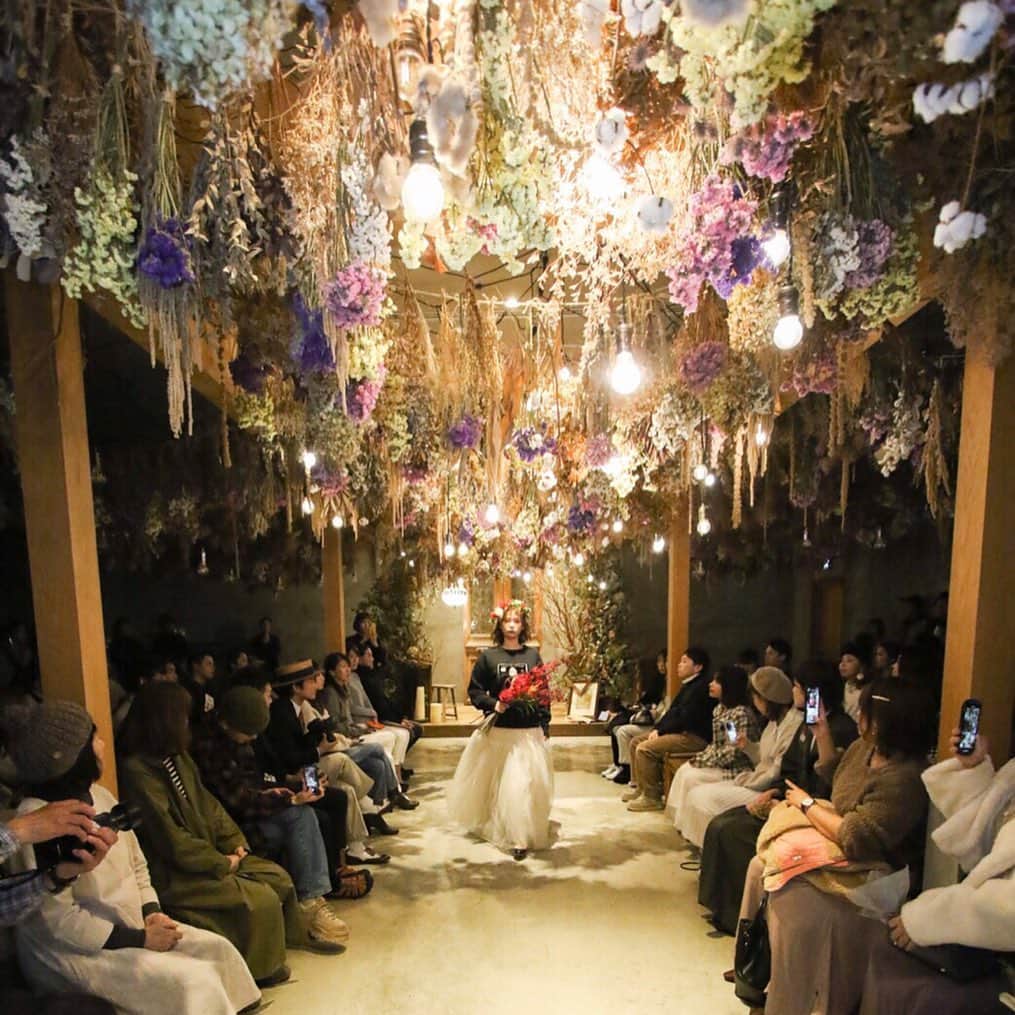 Ruban Weddingさんのインスタグラム写真 - (Ruban WeddingInstagram)「1月19日のファッションショーで﻿ 実際に使用したコーディネートをご紹介します👗﻿ ﻿  @shopletter ﻿ ﻿ ① ワルツのロマンティックパウダーと﻿ フガハムのツィードコートを合わせました。﻿ 主張の強い袖口のデザインをドレスの色に合わせることで、お互いを引き立てています。﻿ イヤリングは @miel.8 です。﻿ ﻿ ② ワルツのセパレートになっている﻿ チュチュビスチェのスカートとミュベールの﻿ トップスを合わせて、甘すぎないスタイルに！﻿ @mugukao のヘッドパーツやブーケの差し色も﻿ ポイントです。﻿ ﻿ どちらのドレスもリュバンでご試着頂ける﻿ 人気のドレスです。﻿ ﻿ ﻿ #rubanwedding#ruban#リュバン#アンティーク#花嫁#プレ花嫁#香川県のプレ花嫁さんと繋がりたい#香川県の卒花嫁さんと繋がりたい#日本中の卒花嫁さんと繋がりたい #日本中のプレ花嫁さんと繋がりたい #花嫁会#花嫁diy#ウェディング#結婚式場#weddingnews #高松結婚式場#chainonwedding #marry#rubanwedding 香川#香川県#高松#高松市#フォトウェディング#香川花嫁#高松花嫁#高松イベント#高松市イベント#fashion#fashionista #fashiongram」1月24日 17時08分 - rubanwedding