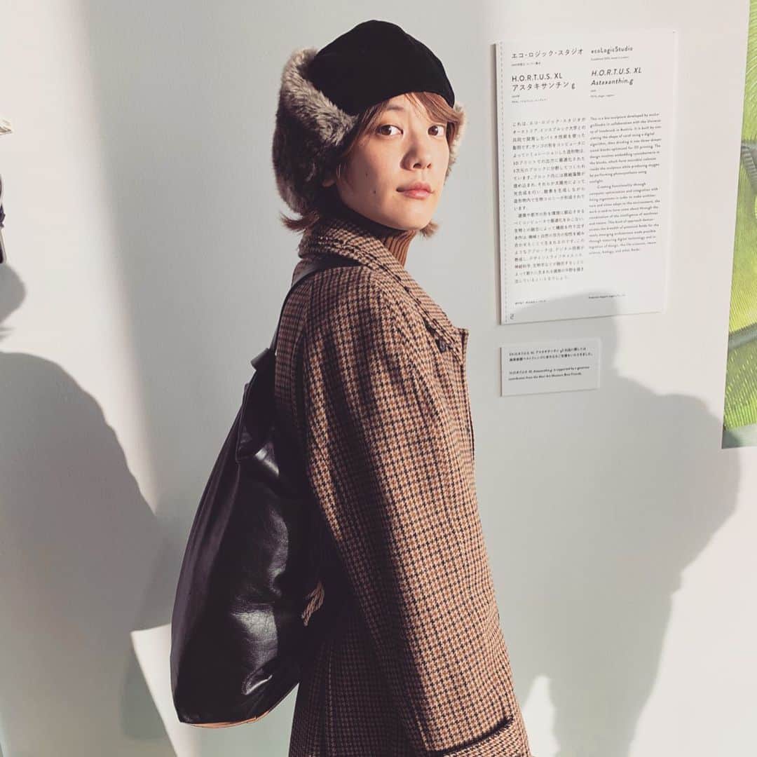 石川瑠利子のインスタグラム：「. . 先日、森美術館で開催されている『未来と芸術展』に行って来ました✨ 最先端テクノロジーで生まれたアートや建築などを通して、未来を考えていくという内容🧐🌟 AIっていまいち難しそうでとっつき難いと思っていた自分がいたけど、近未来都市は見ていて楽しさもあり考えさせられる展示もありで、素敵な時間を過ごせました🙆🏻‍❤️ . . #art #museum #tokyo」