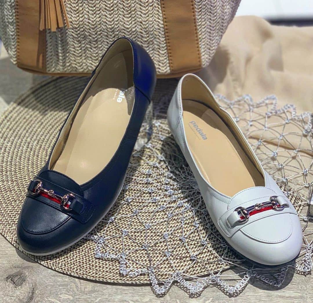 Locariさんのインスタグラム写真 - (LocariInstagram)「アシックスの新作アイテムが可愛い👟💕﻿ ﻿ASICS WALKING PRESS MEETING SS20に行ってきました⭐️ ﻿ オンオフさまざまなシーンで使えるフラットシューズから暑い季節にぴったりのスニーカータイプの2種がメインで展開されていました♡﻿ またサンダルの新作も見逃せません👀✨﻿ ﻿ ✔️スニーカー ﻿ 通気性のよいニットメッシュを使用。さり気ないラメ感がエレガントな印象を演出してくれます。﻿ ﻿ ✔️フラットシューズ﻿ クラシカルでフェミニンなテイストのフラットシューズ。すっきりと見えるかかとの形状や優れたクッション性と反発性も魅力のポイント。﻿ ﻿ ✔️サンダル﻿ デザイン性はもちろん足の形にフィットし履き心地も抜群！！ファッションのアクセントにぴったり♡﻿ ﻿ ﻿ オリンピックイヤーの2020年は履き心地の良さとスタイリッシュさを追求したシューズでアクティブな毎日を過ごしてみませんか☺️﻿ ﻿ ﻿ #ASICS#アシックス#アシックスウォーキング#ペダラ#シューズ」1月24日 17時21分 - locari_jp