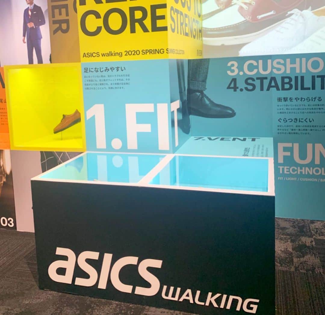 Locariさんのインスタグラム写真 - (LocariInstagram)「アシックスの新作アイテムが可愛い👟💕﻿ ﻿ASICS WALKING PRESS MEETING SS20に行ってきました⭐️ ﻿ オンオフさまざまなシーンで使えるフラットシューズから暑い季節にぴったりのスニーカータイプの2種がメインで展開されていました♡﻿ またサンダルの新作も見逃せません👀✨﻿ ﻿ ✔️スニーカー ﻿ 通気性のよいニットメッシュを使用。さり気ないラメ感がエレガントな印象を演出してくれます。﻿ ﻿ ✔️フラットシューズ﻿ クラシカルでフェミニンなテイストのフラットシューズ。すっきりと見えるかかとの形状や優れたクッション性と反発性も魅力のポイント。﻿ ﻿ ✔️サンダル﻿ デザイン性はもちろん足の形にフィットし履き心地も抜群！！ファッションのアクセントにぴったり♡﻿ ﻿ ﻿ オリンピックイヤーの2020年は履き心地の良さとスタイリッシュさを追求したシューズでアクティブな毎日を過ごしてみませんか☺️﻿ ﻿ ﻿ #ASICS#アシックス#アシックスウォーキング#ペダラ#シューズ」1月24日 17時21分 - locari_jp