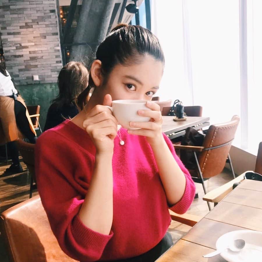 結城モエさんのインスタグラム写真 - (結城モエInstagram)「同じ日の投稿が続いちゃうけど... 親友と一年前に行って、久しぶりにまた一緒に行こうねってなって行ったら、全く同じ席に案内されたので、同じ写真を撮ってくれた😂💗 せっかく送ってきてくれたので..📷 . 私は実は何度か利用しているのですが、ディナーで食べたミスジのお肉が美味しかった🥰 . #銀座 #銀座シックス #アイアンバーク #ginza #ginzasix #ironbark」1月24日 17時29分 - moe_yuki_