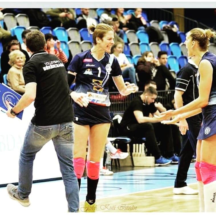ミア・イエルコフのインスタグラム：「🏐🎉🎉🎉」