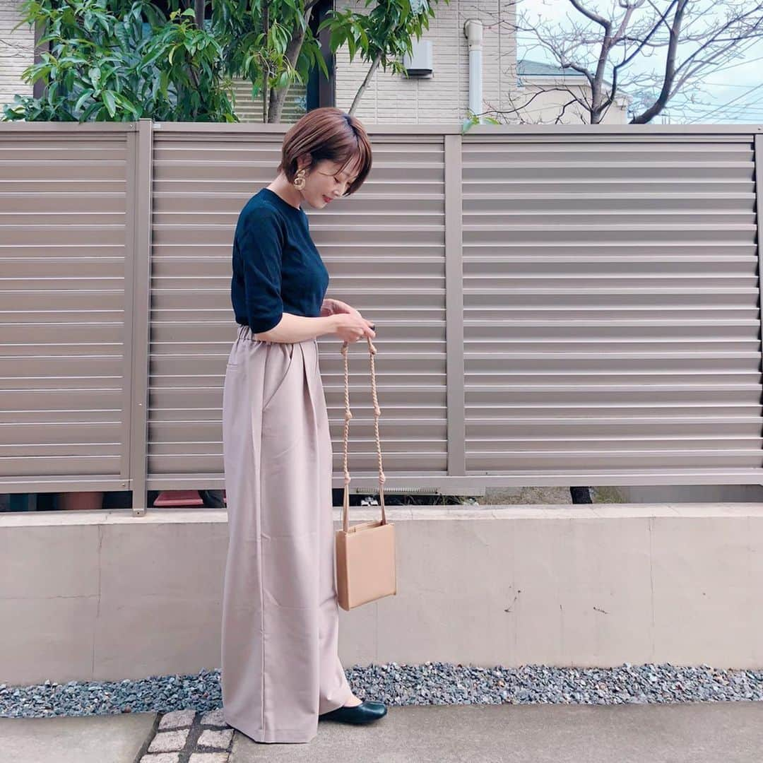 Kikuno Sayumiさんのインスタグラム写真 - (Kikuno SayumiInstagram)「〻wide pants〻 ・ ・ ・ @wizcloth の#美脚ワイドパンツ ・ ストンとした落ち感がキレイでその名の通り美脚に見せてくれるよ✨ ・ しかも、後ろだけゴムになってて脱ぎ履きがしやすい♡ ・ 深めのポケットも嬉しい🥰これはモカっていう色だよ💡 ・ 今日の20:00～1/25 23:59まで20%オフクーポンで¥1920＋税とめちゃくちゃお得になるのでチェックしてみてね🎉 ・ ・ ・ tops▶ @titivatejp bottoms▶ @wizcloth bag▶ @laulea_shop ・ ・ ・ #ママコーデ#プチプラコーデ#大人カジュアル#大人可愛い#ジユジョ#옷스타그램#오오티디#シンプルコーデ#授乳コーデ #冬コーデ#mamagirl#ママリ#ママリファッション#locari#lucrajp#冬コーデ#wizcloth#足袋バレエ#ハンサムショート#ショートヘア#ワイドパンツ」1月24日 17時37分 - sayumikikuno