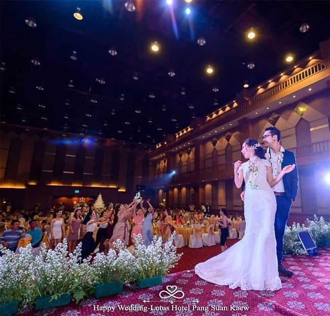 HappyWedding.Lifeのインスタグラム：「💐พิเศษสำหรับเจ้าสาวคนต่อไป ทีมงานCreative Wedding Planner จาก Lotus Hotel Pang Suan Kaew พร้อมให้คำปรึกษา ร่วมวางแผนงานกับบ่าวสาวเพื่อจัดงานแต่งงานที่มีความพิเศษเฉพาะตัวตามงบประมาณเหมาะสมตั้งแต่ . 👰 ออกแบบสร้างสรรค์Theme งานแต่งงาน บรรยากาศ Mood and Tone ให้เข้ากับ life style คู่บ่าวสาว . 🍹แนะนำและดูแลเรื่องอาหาร เครื่องดื่ม ทั้งรูปแบบการให้บริการ ประเภทอาหาร ปริมาณแขกที่เหมาะสม รวมถึงการให้บริการจากทีมงานให้บริการมืออาชีพ . 🎤ดูแลลำดับงานพิธีการ แสง เสียง ตลอดพิธีการ🎼 . 📩ติดต่อ โทรศัพท์ +66(0)53 224333 Email:wedding@lotuspskhotel.com . . Detail on 🔽 https://happywedding.in.th/th/vendors/lotus-hotel-pang-suan-kaew . . #Venue #weddingvenue #Thaiwedding #wedding #weddingmemories #weddingplanning #weddingthailand #weddingplanning #happywedding #happyweddingth #weddinginspiration #thailand #love #inspiraion #แต่งงาน #จัดงานแต่งงาน #สถานที่จัดงานแต่งงาน #สถานที่ถ่ายพรีเวดดิ้ง #พรีเวดดิ้ง #ตัดสินใจเลือกสถานที่แต่งงาน #สถานที่จัดงานแต่งแบบไทย . . ติดตามผู้ให้บริการด้านสถานที่จัดงานแต่งงาน >> #HWvenue」