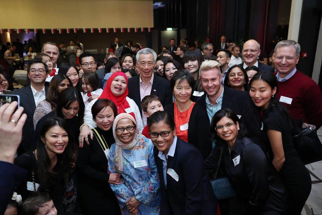 リー・シェンロンさんのインスタグラム写真 - (リー・シェンロンInstagram)「Had a joyous reunion dinner with around 250 overseas Singaporeans based in Zurich and further afield. We may be thousands of miles away from home, but the familiar accents and local spread of chicken rice and laksa brought warmth and comfort in the midst of snowy Switzerland. ⠀⠀⠀⠀⠀⠀⠀⠀⠀ Had a few more meetings with @worldeconomicforum Founder and Executive Chairman Klaus Schwab, Dutch PM Mark Rutte (@minpres), and business leaders before I left Davos for Zurich. Glad to be heading home now after a busy and fruitful trip at #wef20, especially in light of the first reported case of Wuhan coronavirus in Singapore. MOH has set up a multi-agency task force and we are well-prepared to deal with this situation. Meanwhile we must remain calm and vigilant, practise good personal hygiene and be socially responsible. Most importantly, please do not spread rumours and misinformation! – LHL ⠀⠀⠀⠀⠀⠀⠀⠀⠀ (MCI Photos by Fyrol)」1月24日 17時41分 - leehsienloong