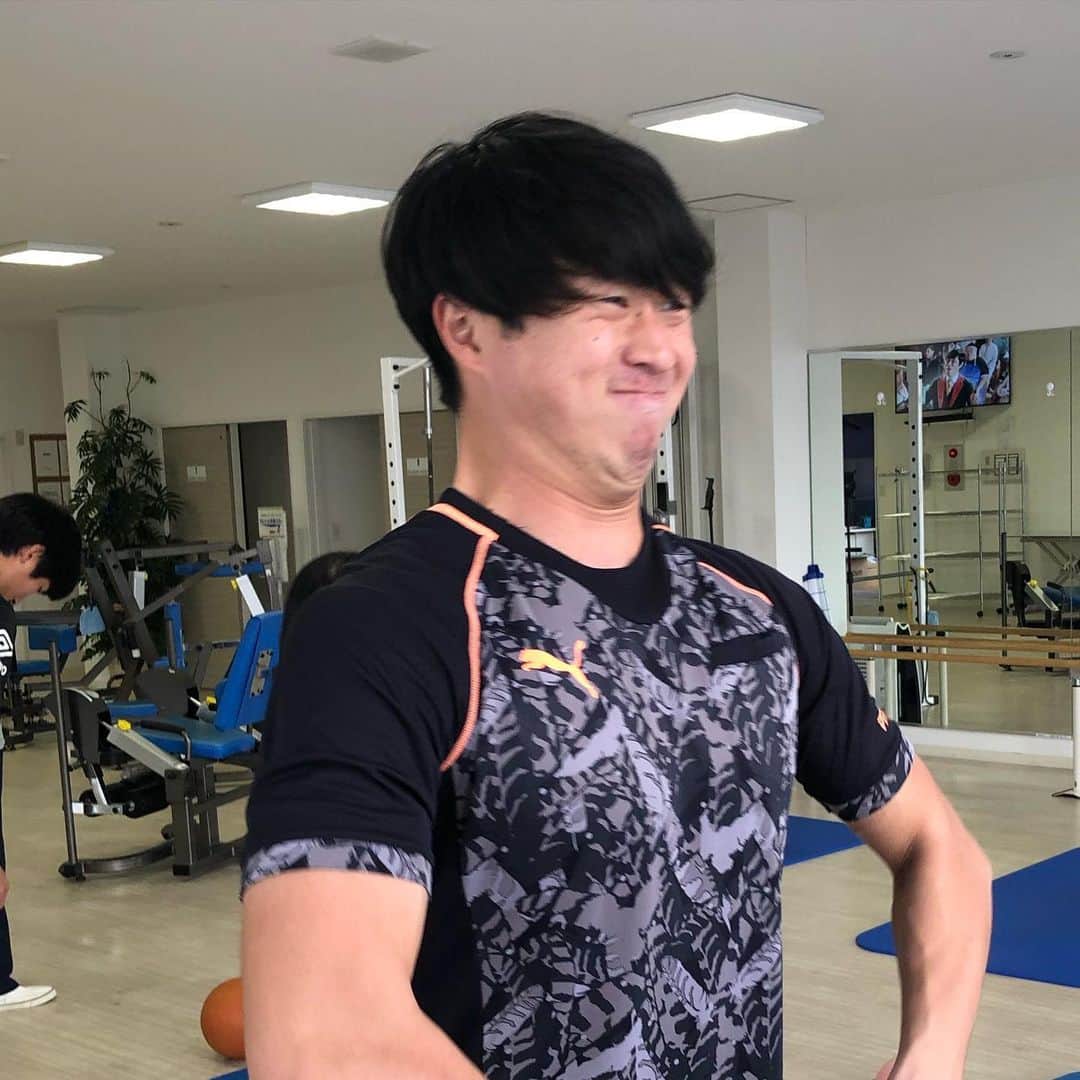 萬代宏樹さんのインスタグラム写真 - (萬代宏樹Instagram)「チームが始動しました！  この男も順調に馴染んでると思います。  今は鍛錬期だと筋トレ頑張ってます。  #木下高彰」1月24日 17時43分 - bandaihiroki